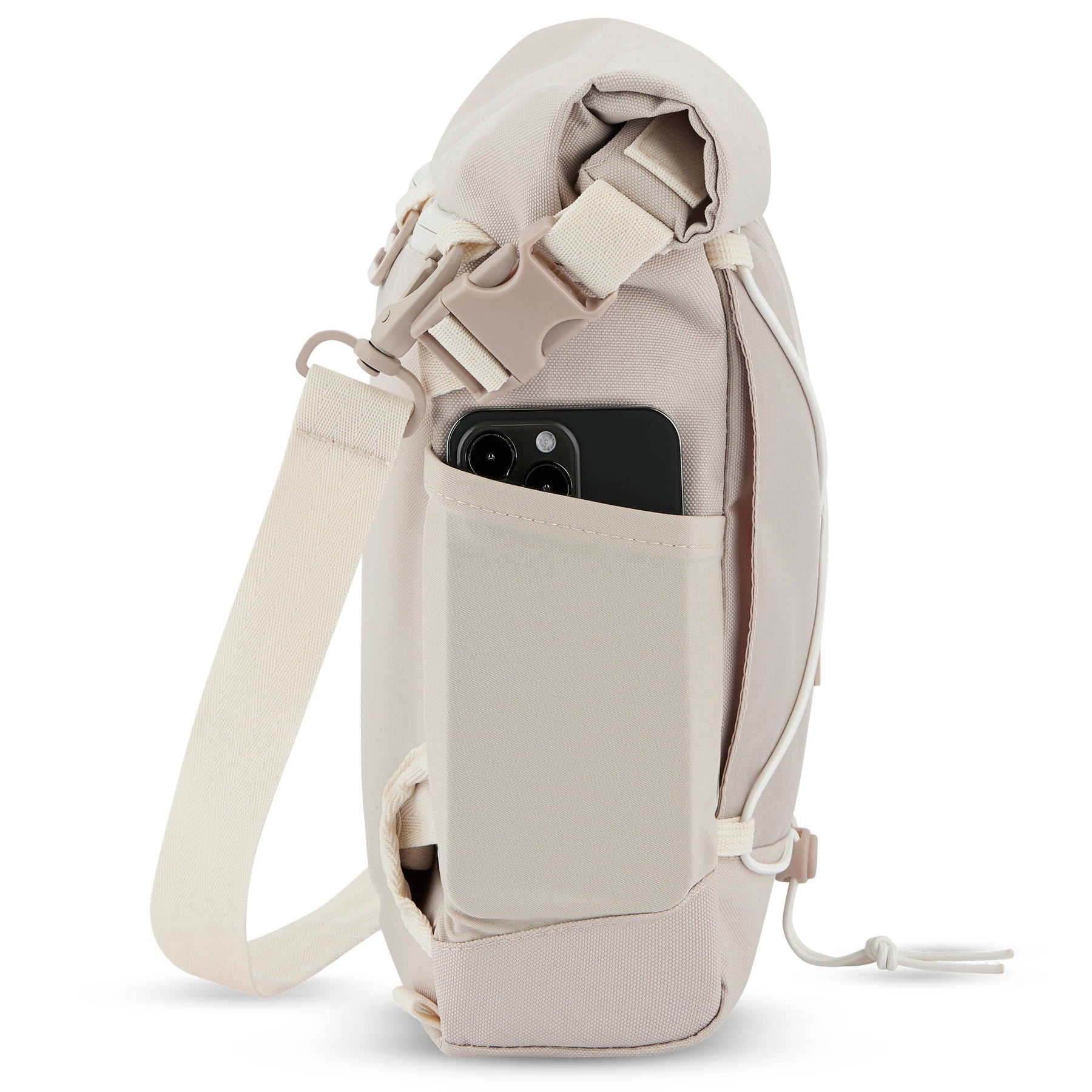 Beige Umhängetasche 'Dylan' von Johnny Urban mit Außentasche, in der ein schwarzes Smartphone steckt