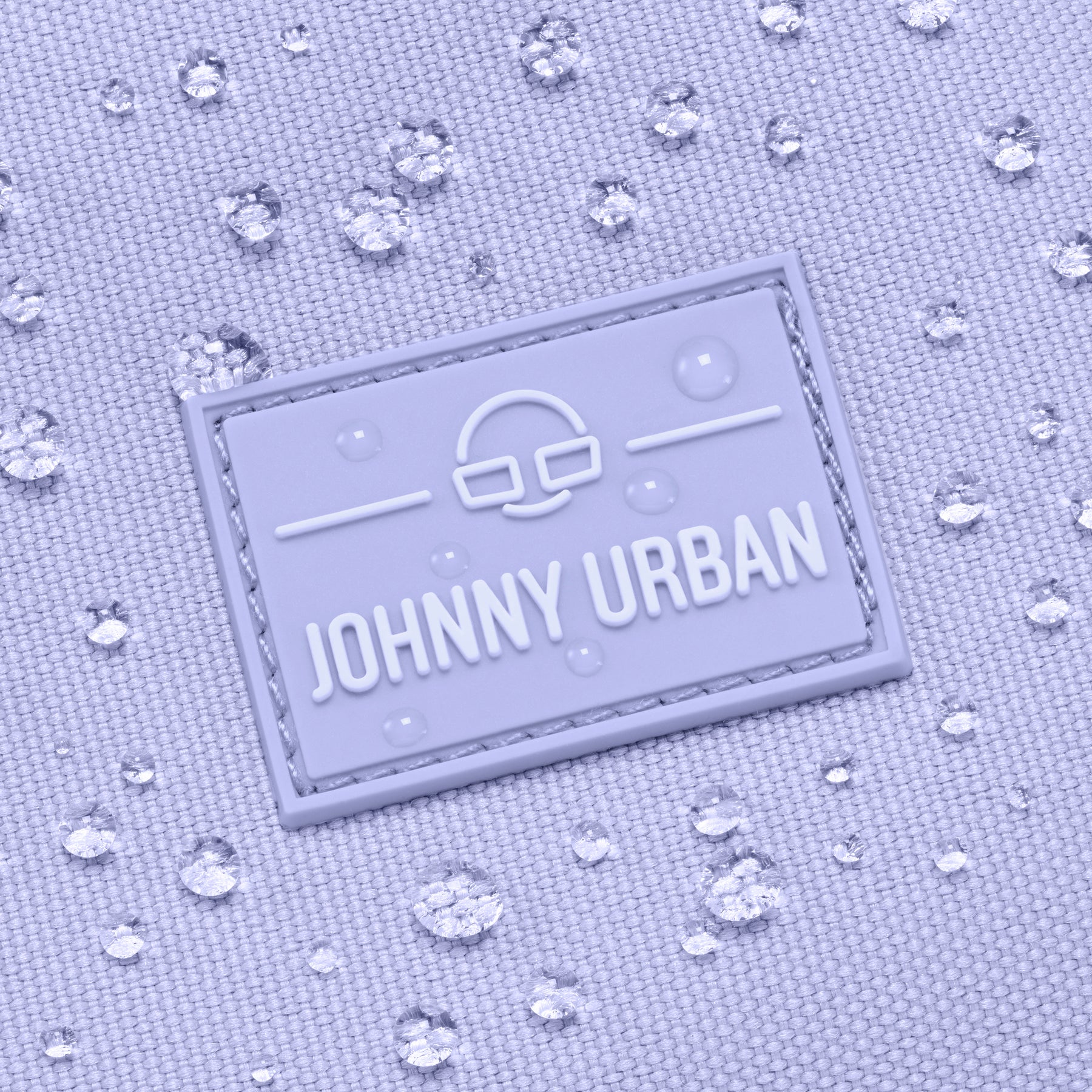 Nahaufnahme der wasserabweisenden Umhängetasche 'Drew' von Johnny Urban in Flieder mit Wasserperlen