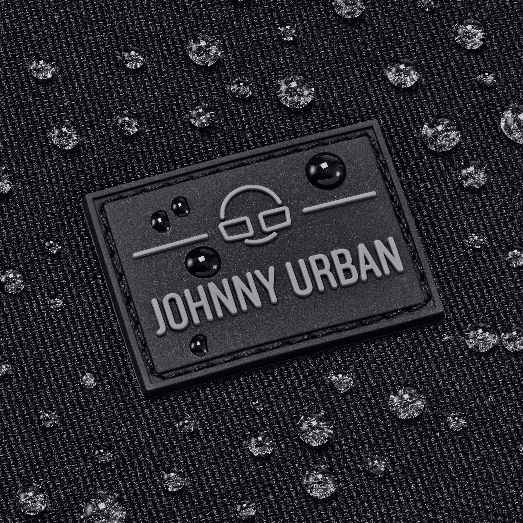 Wasserabweisender schwarzer Stoff mit Johnny Urban Logo und Wassertropfen, Umhängetasche 'Drew'