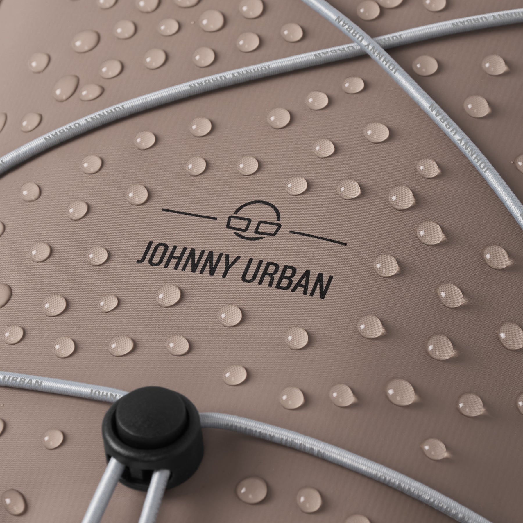 Wasserdichte braune Dry Bag "Theo" von Johnny Urban mit Wassertropfen und verstellbarem grauen Kordelzug