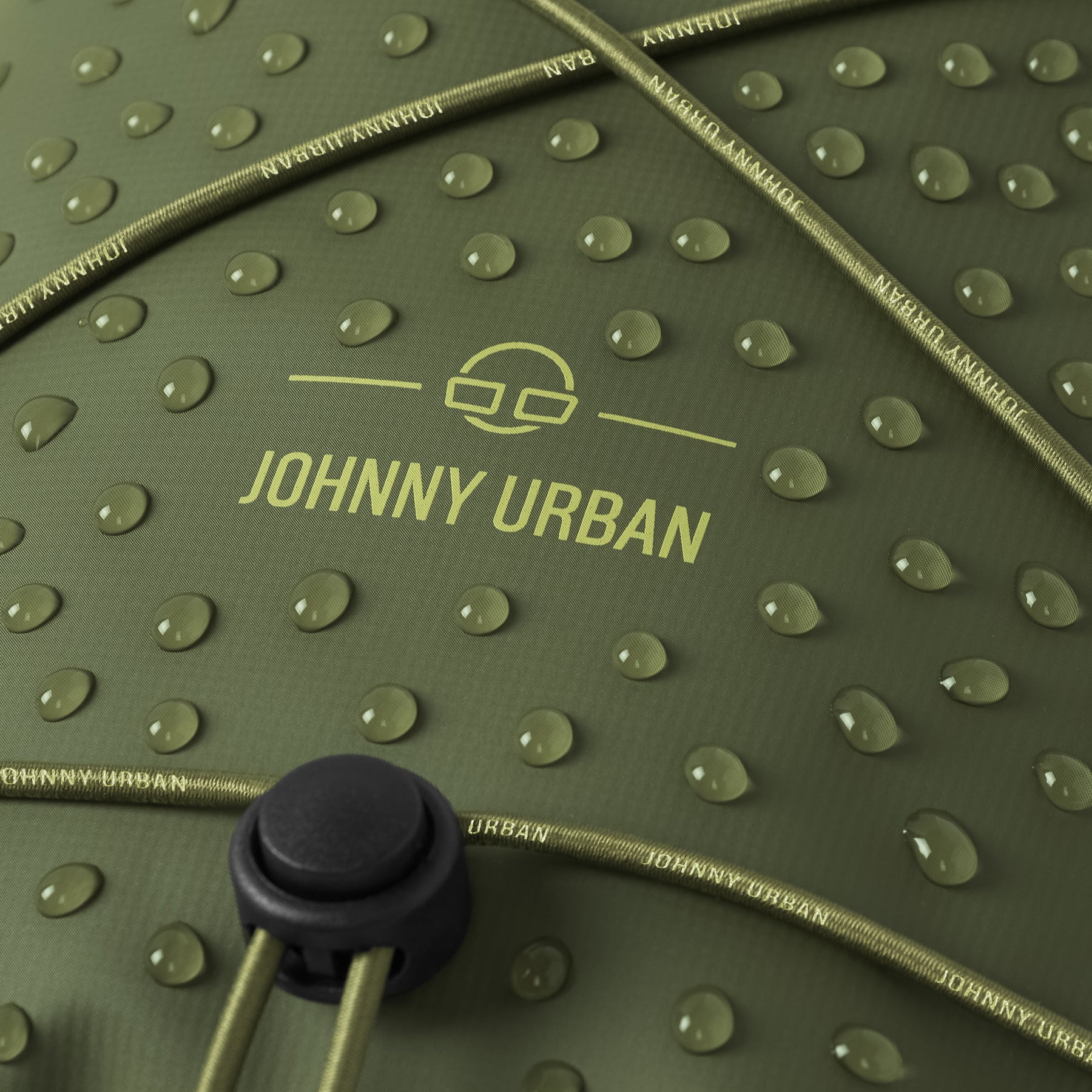 Olivegrüner wasserdichter Dry Bag 'Theo' von Johnny Urban mit Wasserperlen und verstellbarem Kordelverschluss