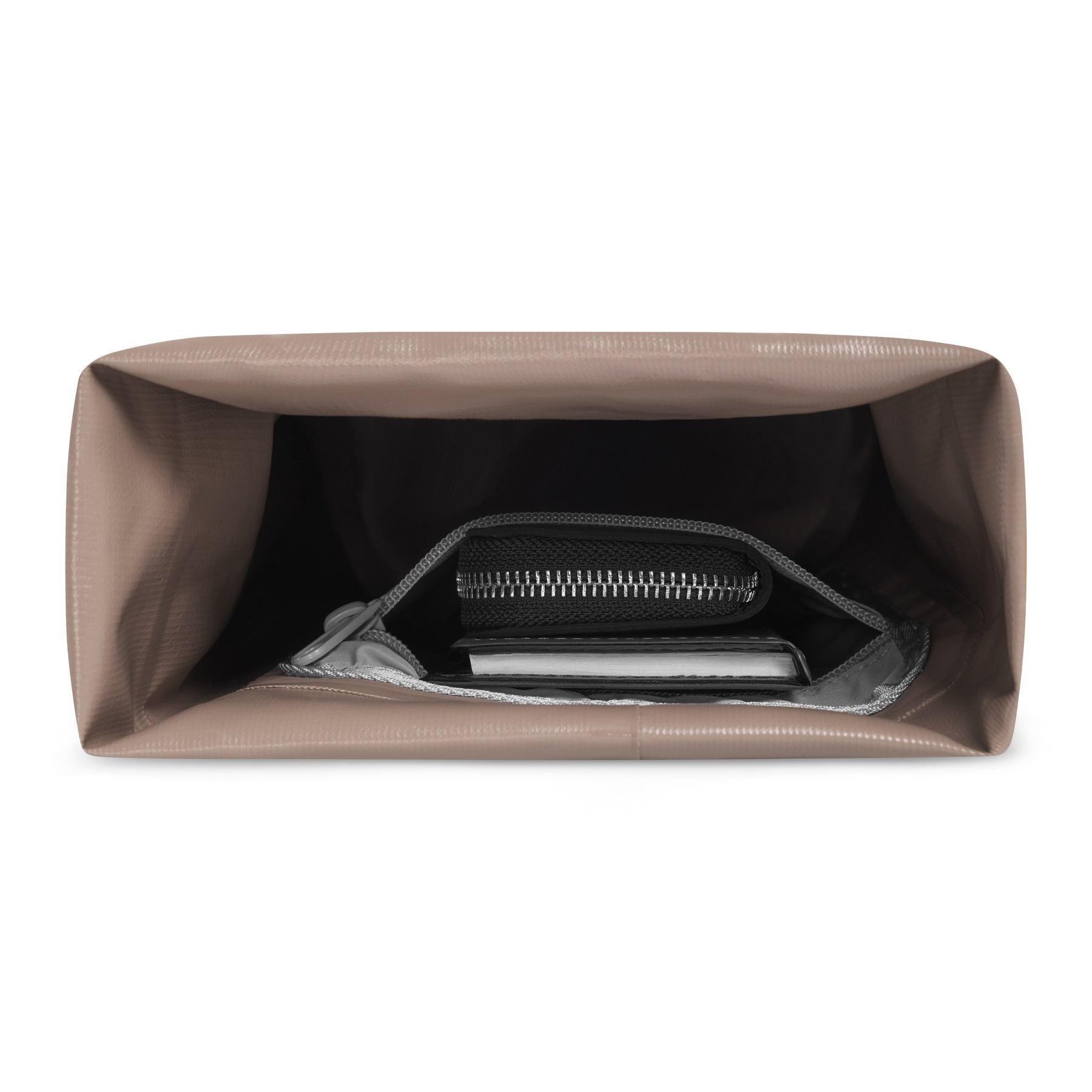 Geöffneter beiger Dry Bag 'Theo' mit einem Reißverschlussfach und einem Smartphone im Innenraum