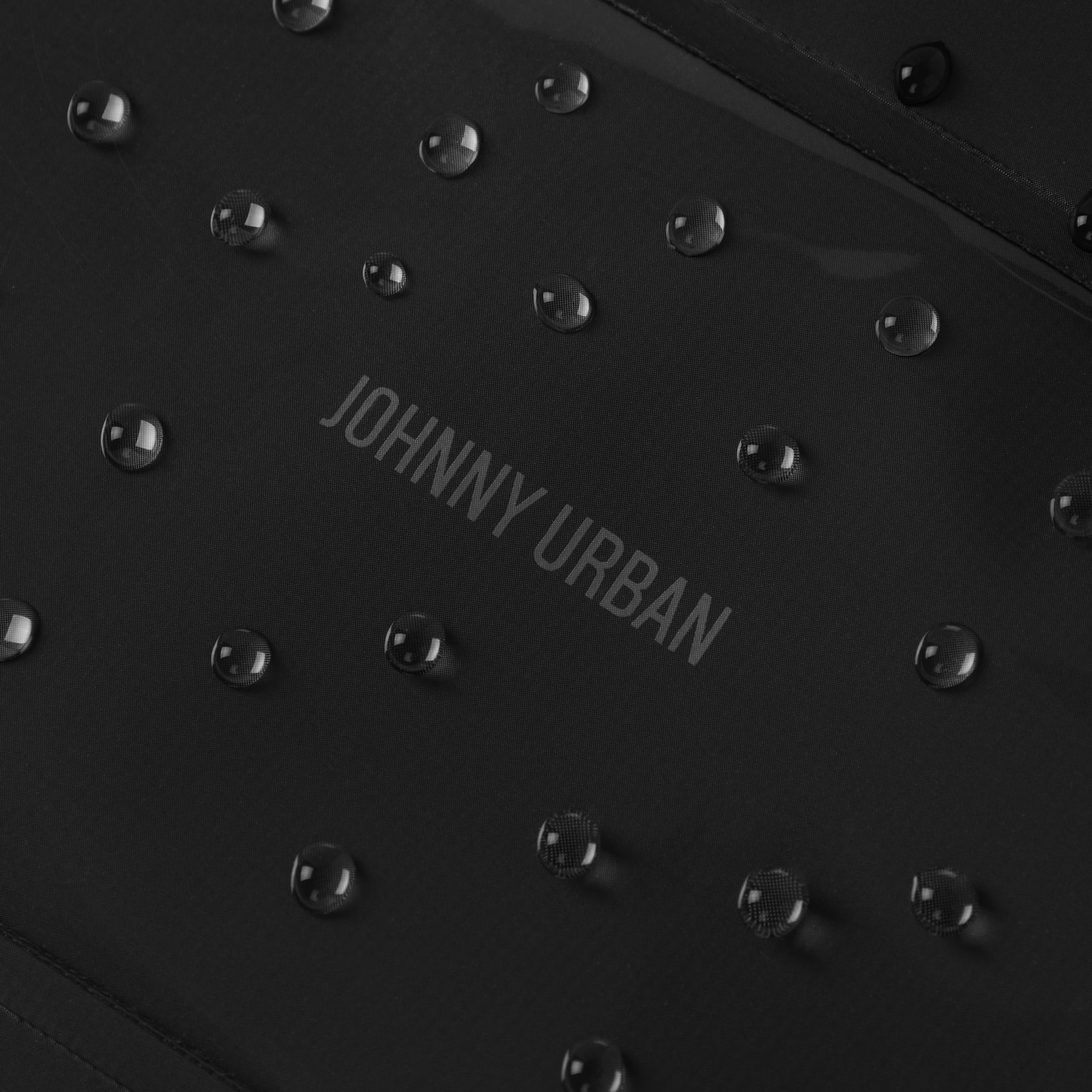 Wasserdichte schwarze Dry Bag 'Alfie' mit Wassertröpfchen und Johnny Urban Aufschrift
