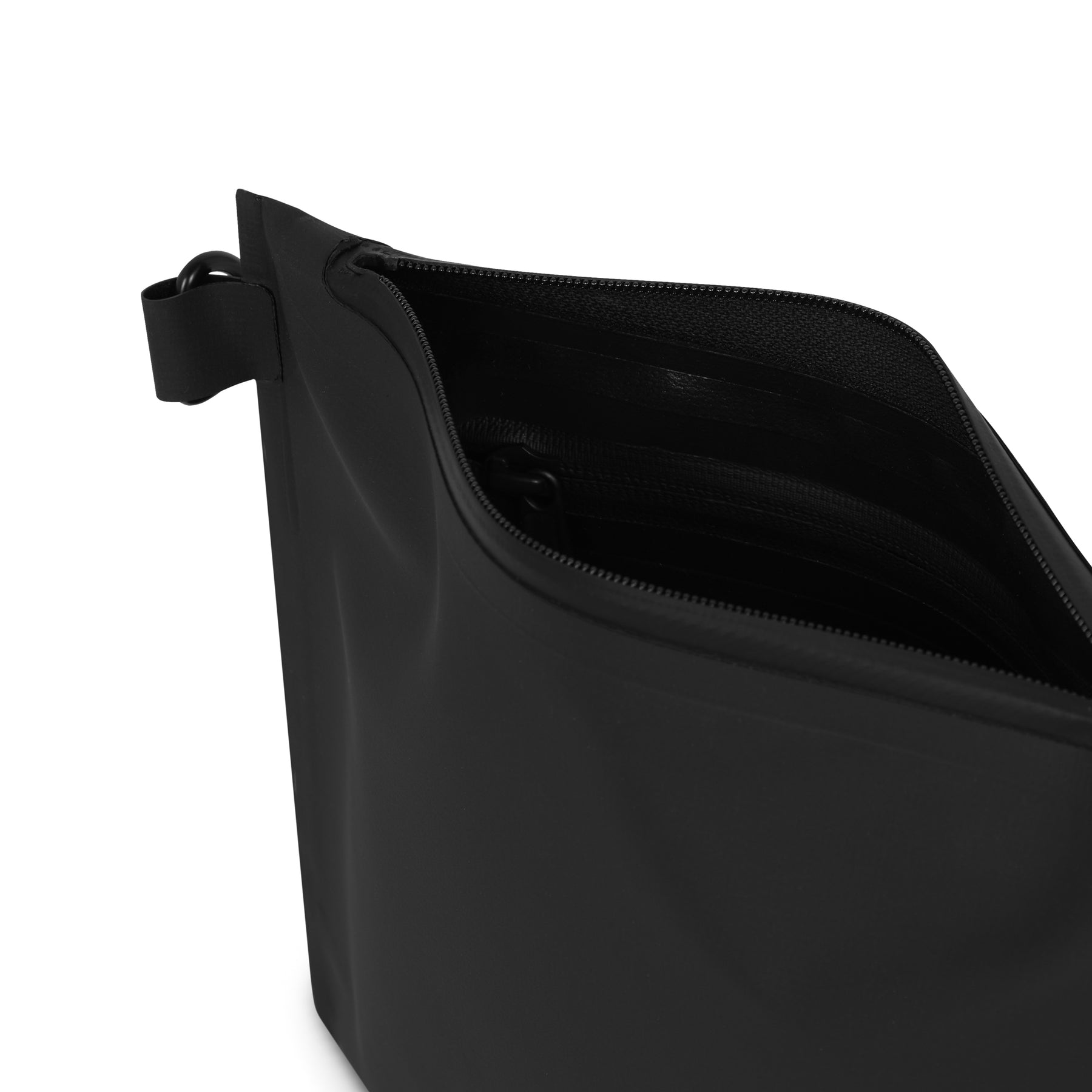 Schwarze wasserdichte Dry Bag 'Alfie' von Johnny Urban mit geöffnetem Reißverschluss