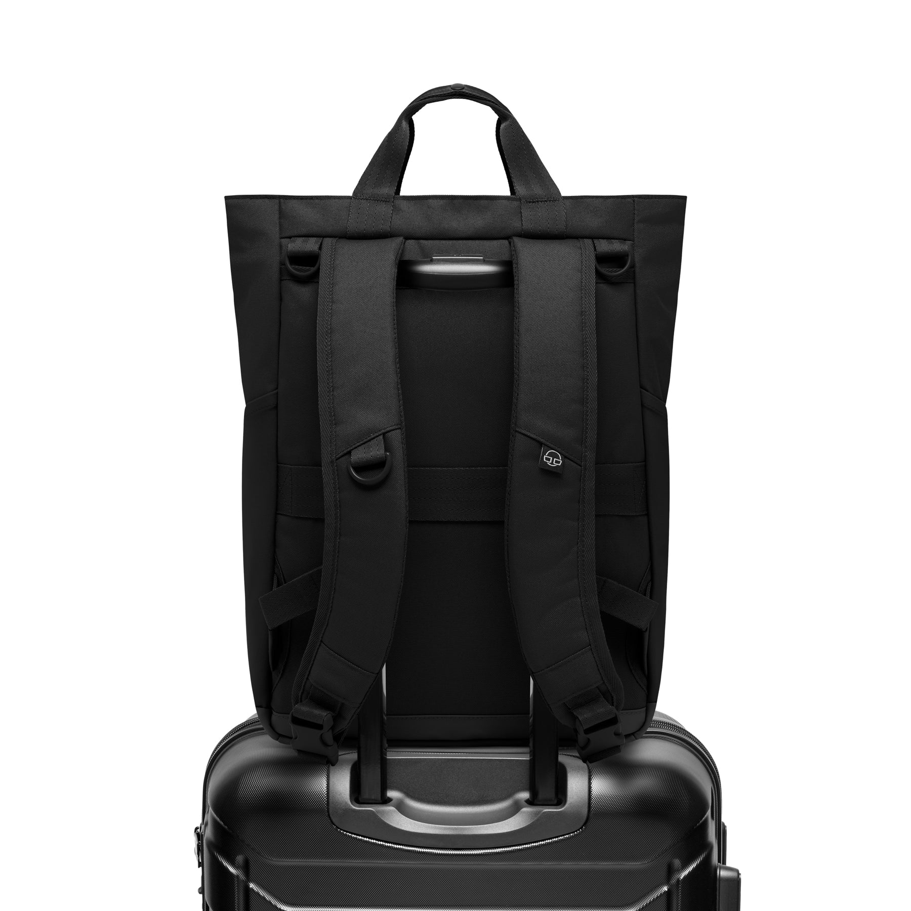 Wickeltasche 'Blair' als Rucksack auf schwarzem Hartschalenkoffer mit Ausziehaut am Griff