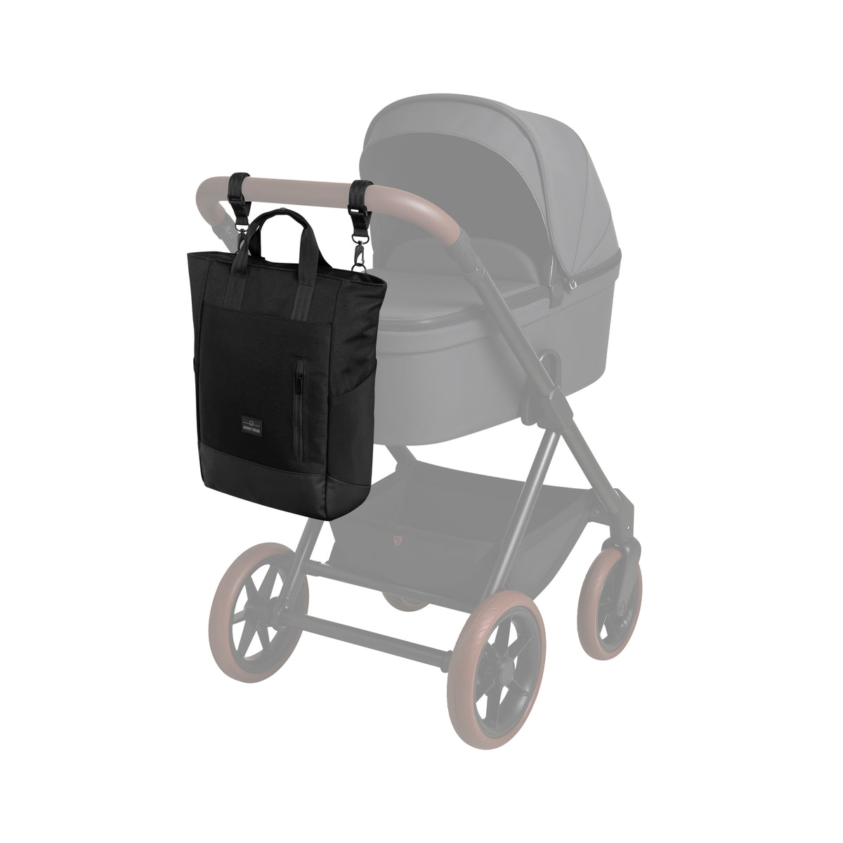 Schwarze Wickeltasche 'Blair' aus Stoff mit zwei Griffen, hängt an einem Kinderwagenlenker