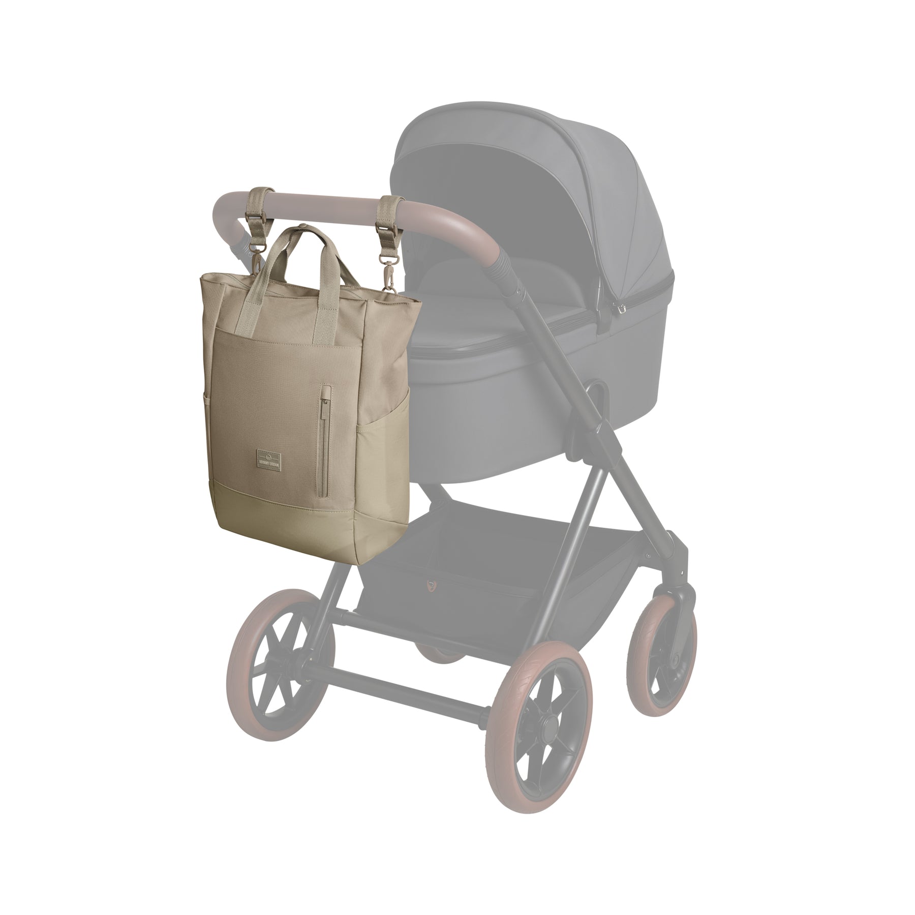 Beige Wickeltasche 'Blair' von Johnny Urban am Griff eines Kinderwagens befestigt
