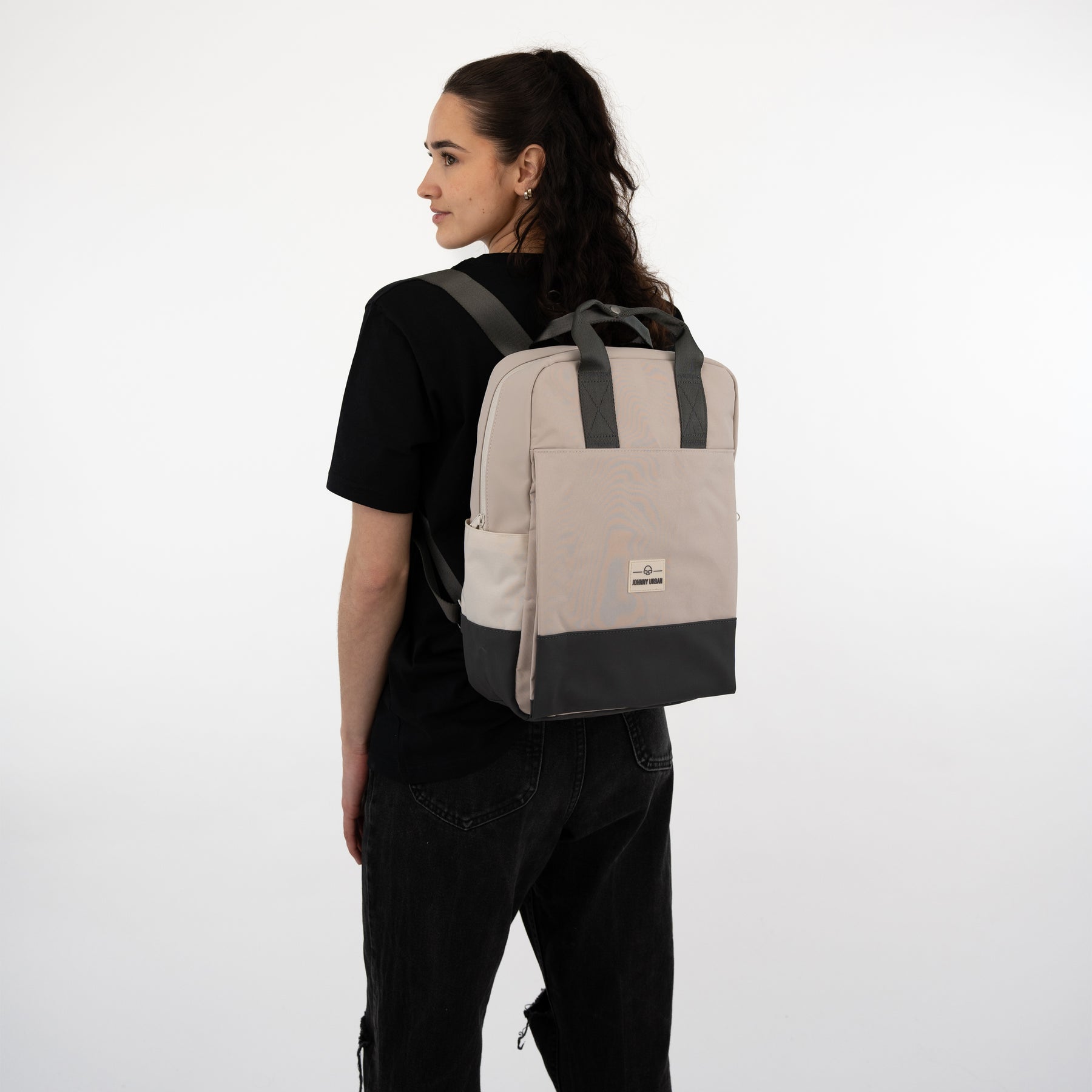 Frau trägt beigefarben-grauen Rucksack 'Jona Large' von Johnny Urban