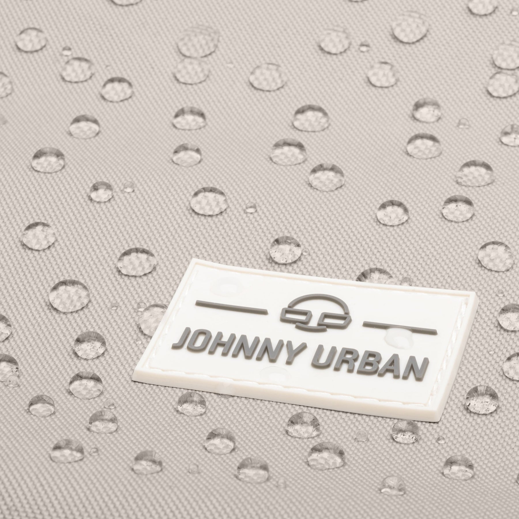 Wasserdichter Stoff mit Johnny Urban Logo und Wassertröpfchen auf Rolltop Rucksack Allen Medium