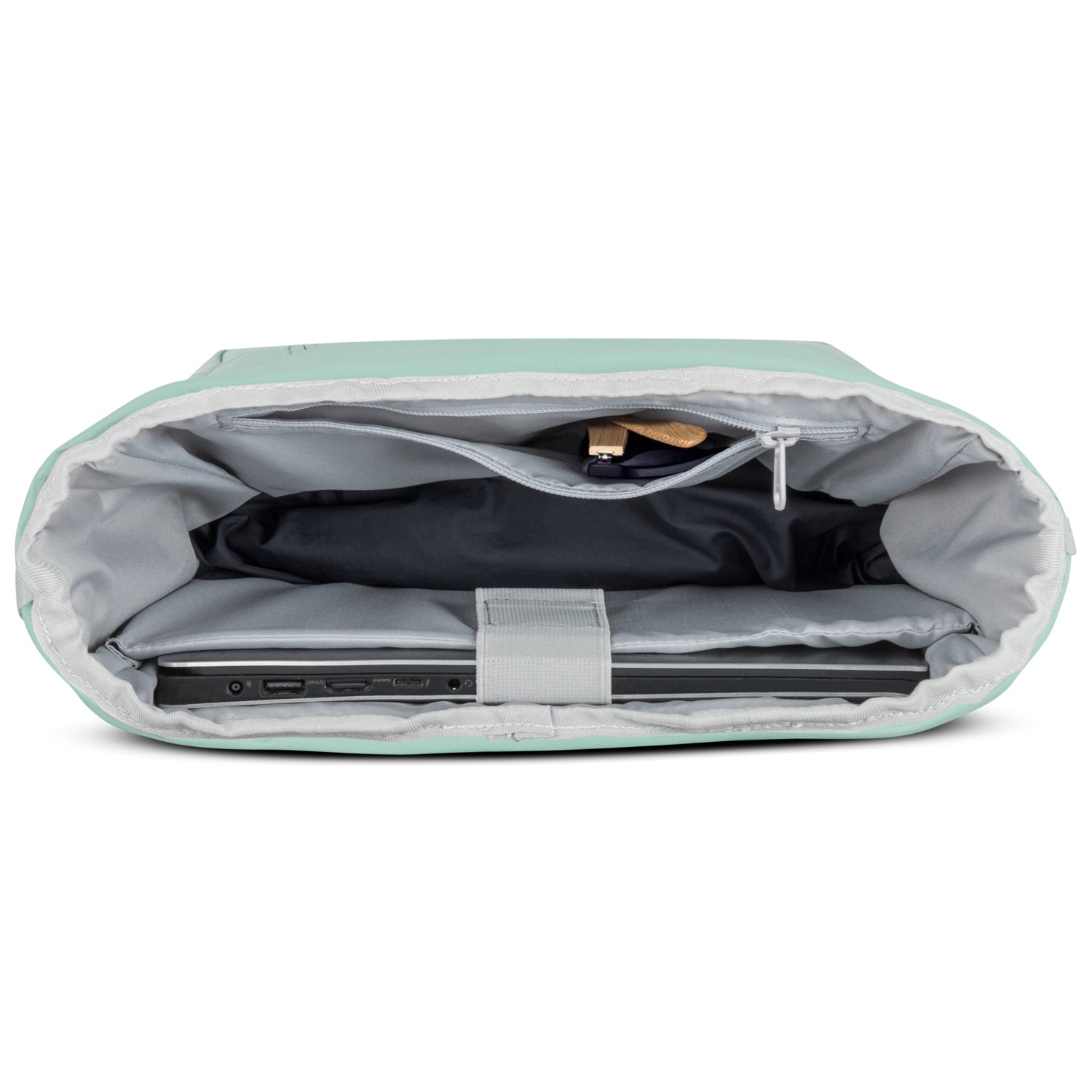 Innenansicht des mintfarbenen Rolltop Rucksacks 'Robin Medium' mit Laptopfach und Reißverschlusstasche