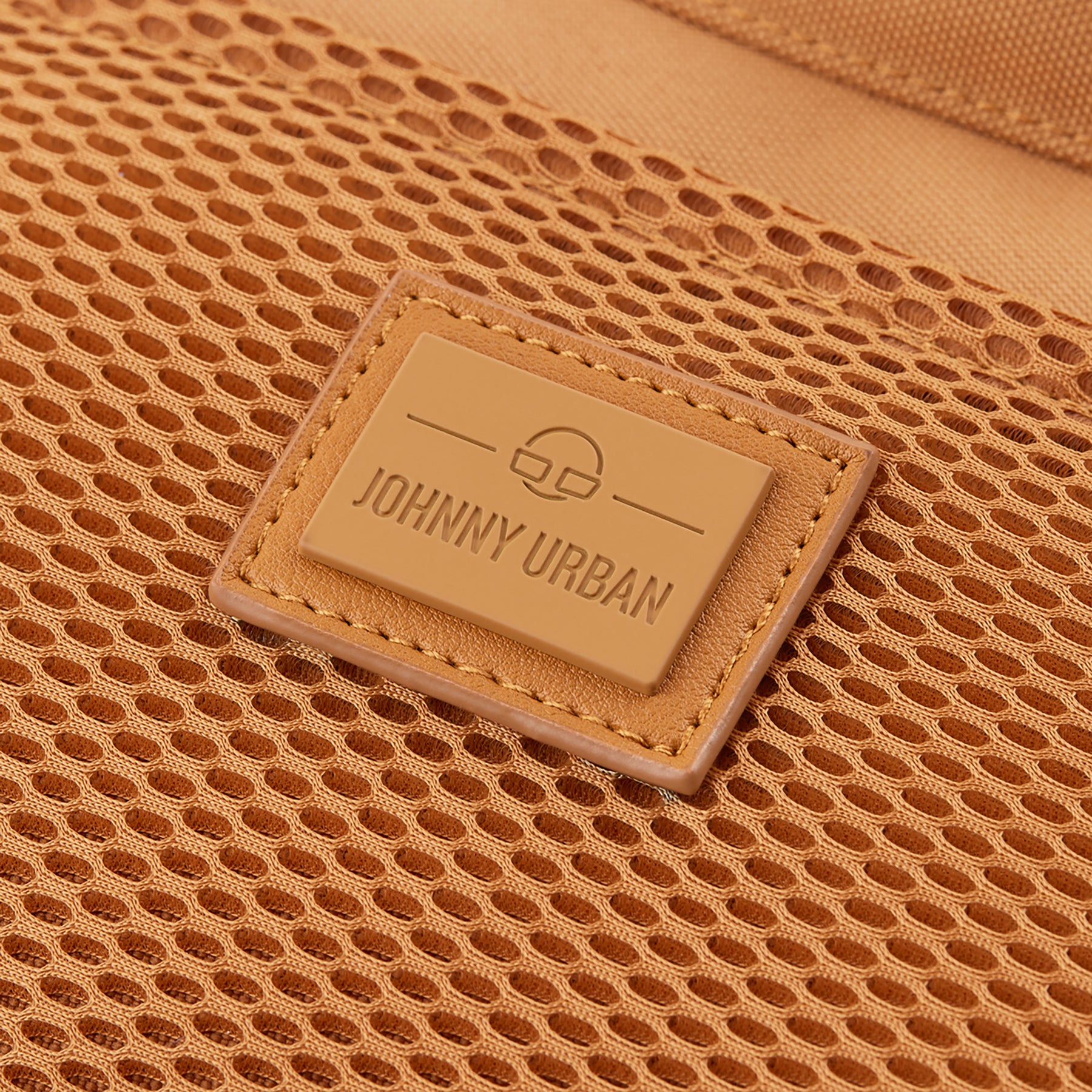 Nahaufnahme des braunen Johnny Urban Logos auf einem Netzstoff