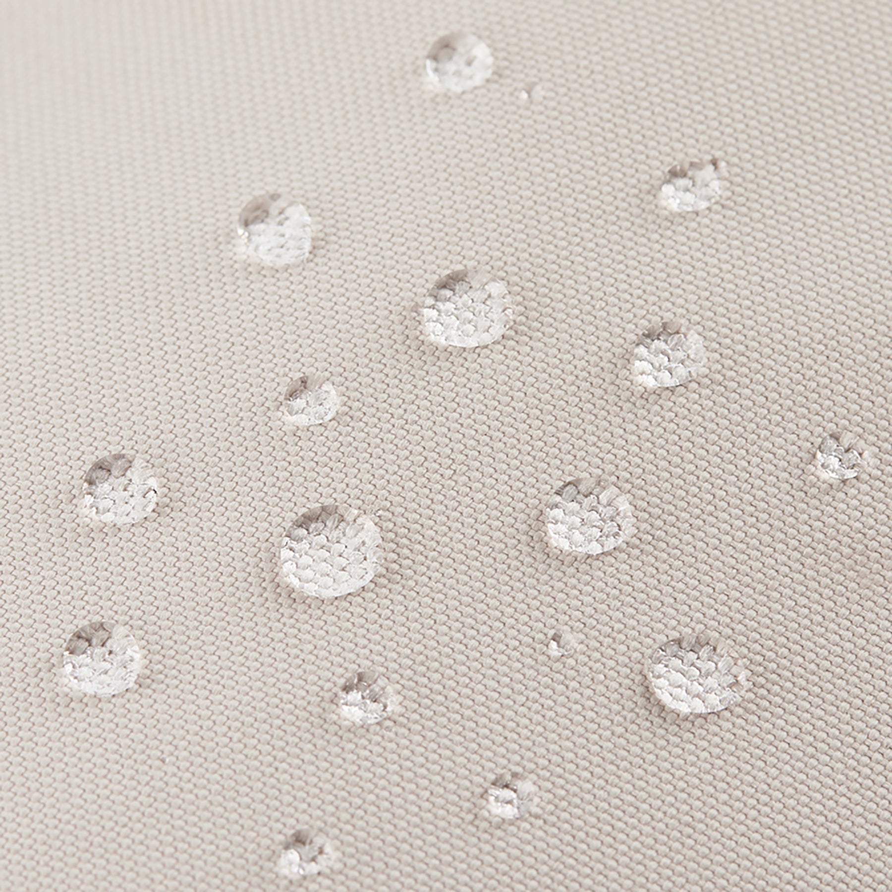 Wasserabweisende beige Oberfläche der Handtasche 'Maddy' mit Wassertropfen