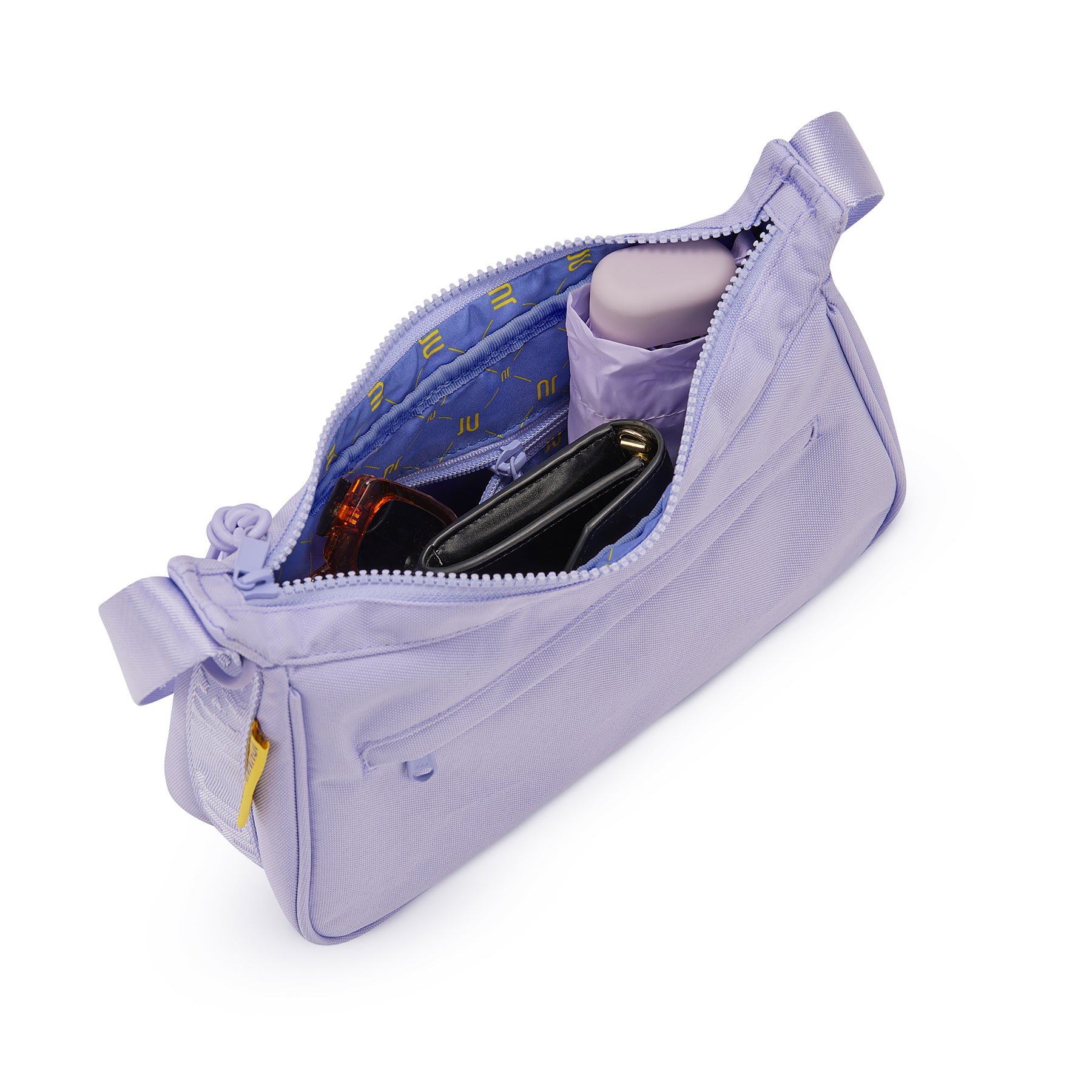 Lila Handtasche 'Maddy' mit Reißverschluss, geöffnet, zeigt Innenfutter mit Reißverschlusstasche und Inhalte