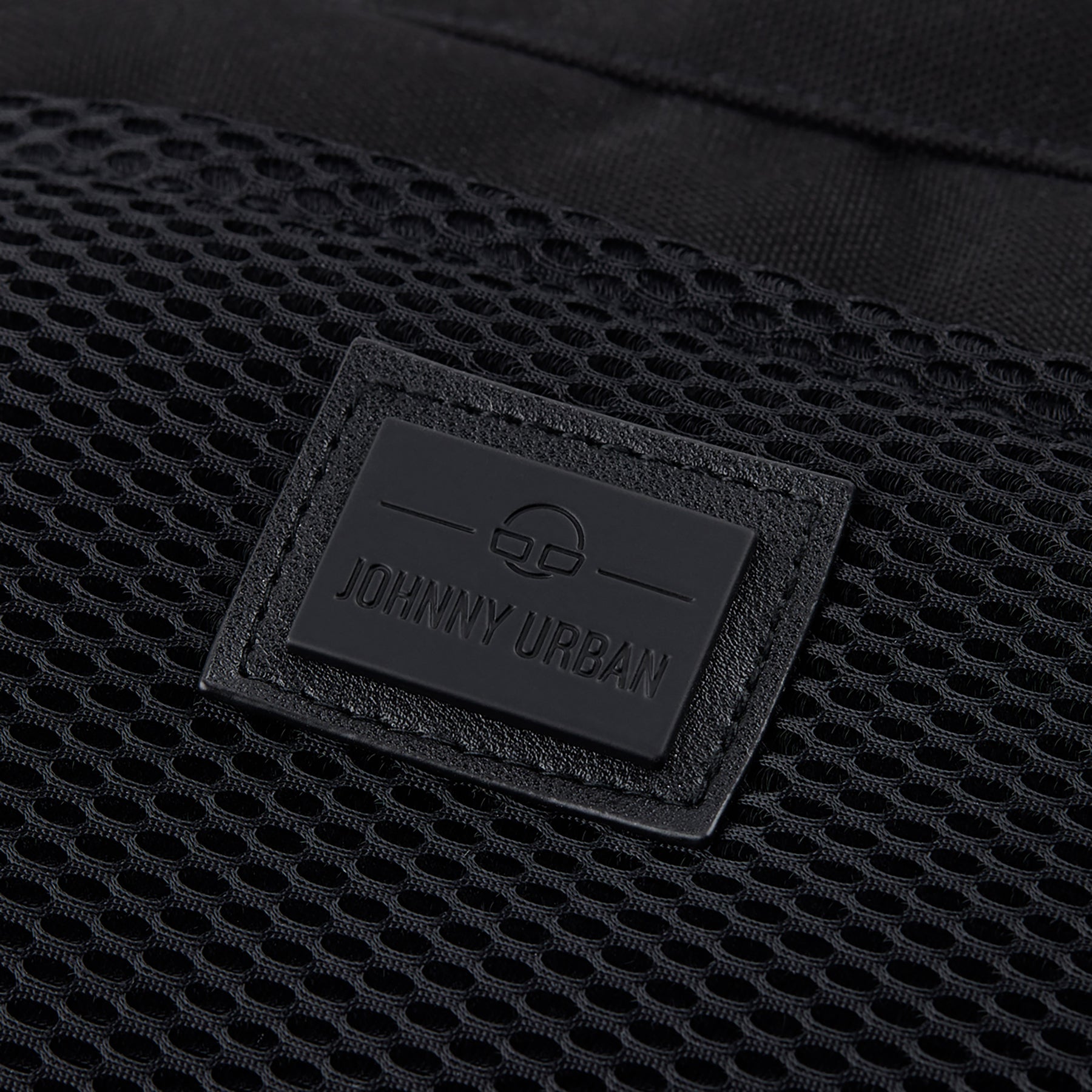 Schwarzes Netzmaterial mit Johnny Urban Markenetikett auf Handtasche 'Maddy'