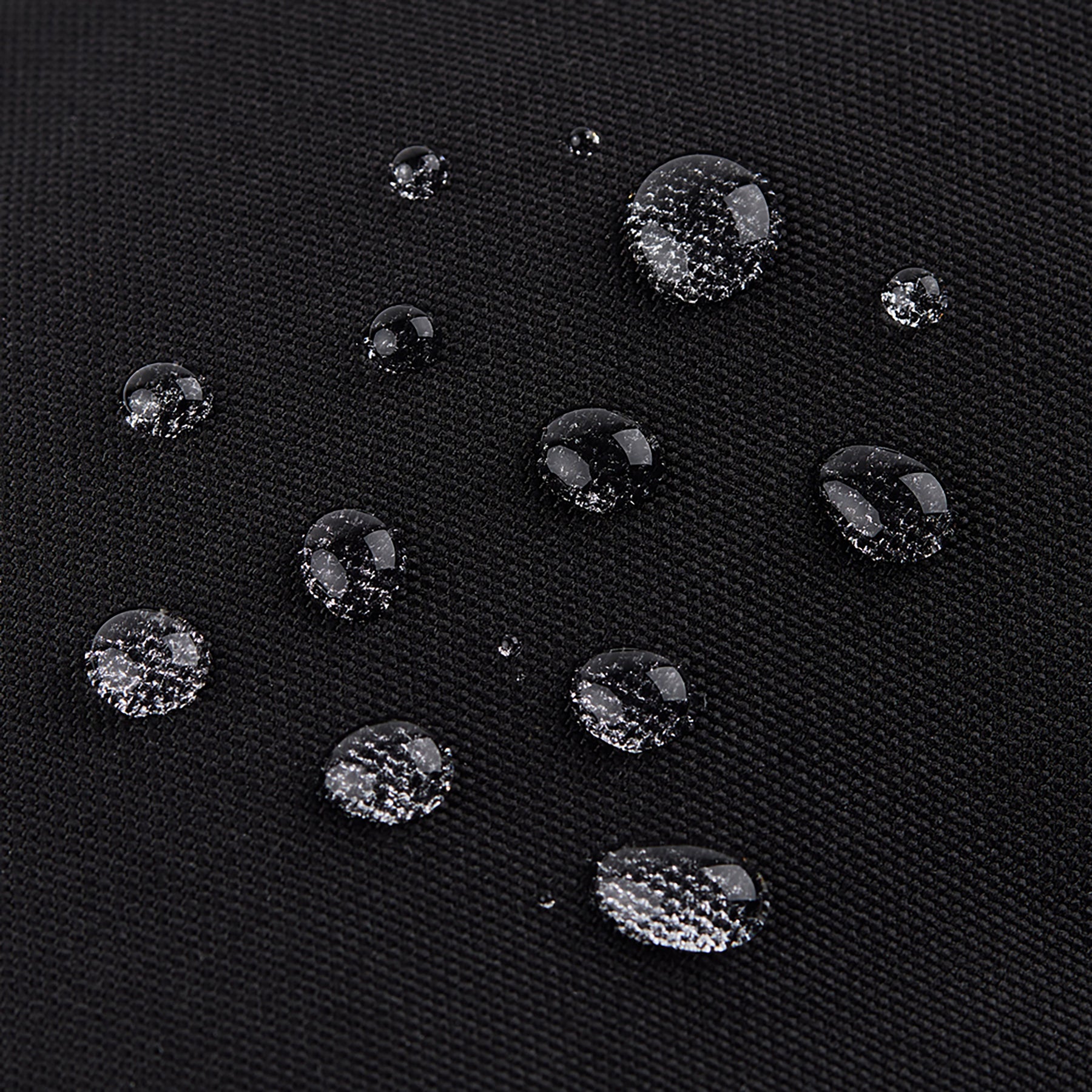 Nahaufnahme von Wassertropfen auf schwarzem wasserabweisendem Stoff der Handtasche 'Maddy'