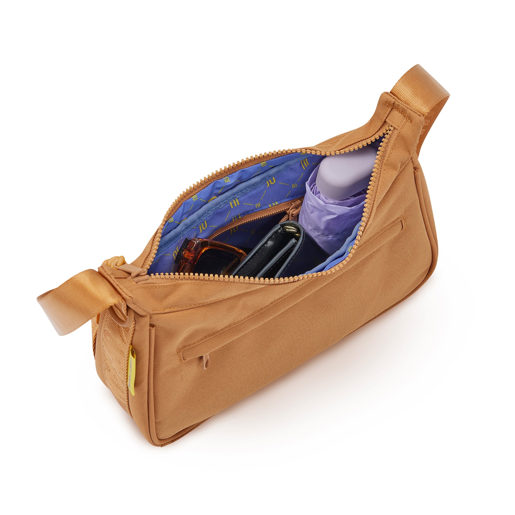 Handtasche 'Maddy' von Johnny Urban in Caramel, offene Tasche mit sichtbarem blauen Innenfutter, Sonnenbrille, Geldbörse und Flasche