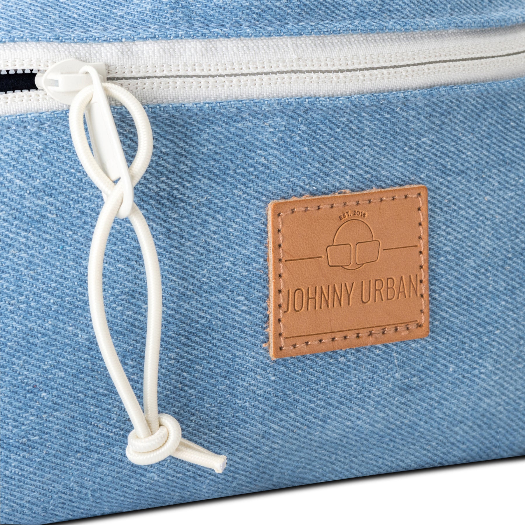 Bauchtasche 'Toni' von Johnny Urban aus blauem Jeans-Denim mit weißem Reißverschlusszug und braunem Logo-Patch
