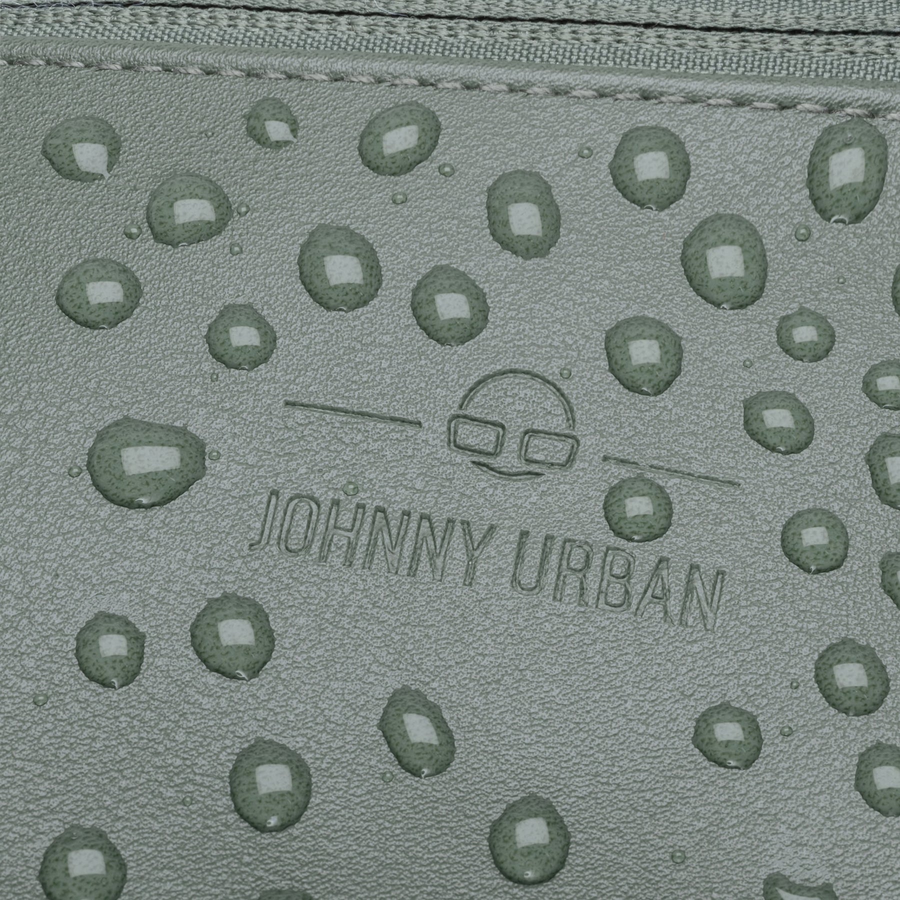 Wasserabweisende Oberfläche der Bauchtasche 'Toni' aus grauem Kunstleder mit geprägtem Johnny Urban Logo