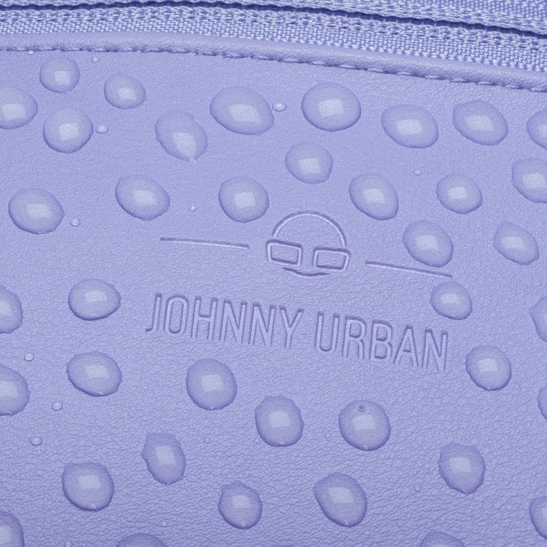 Nahe Ansicht der wasserabweisenden lila Kunstlederoberfläche der Bauchtasche 'Toni' mit Johnny Urban Logo