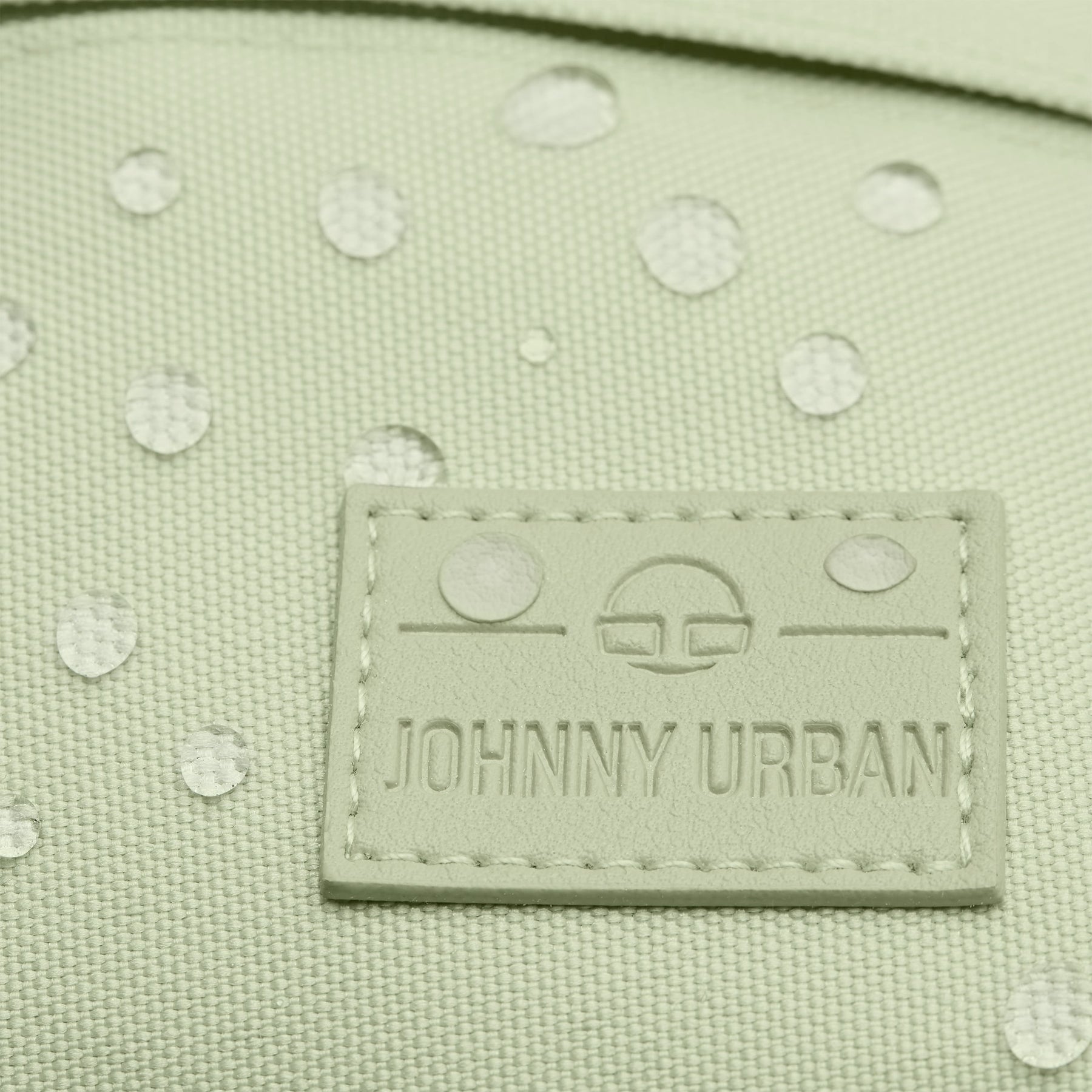 Wasserabweisendes Material einer beige Bauchtasche mit geprägtem Logo 'Johnny Urban'
