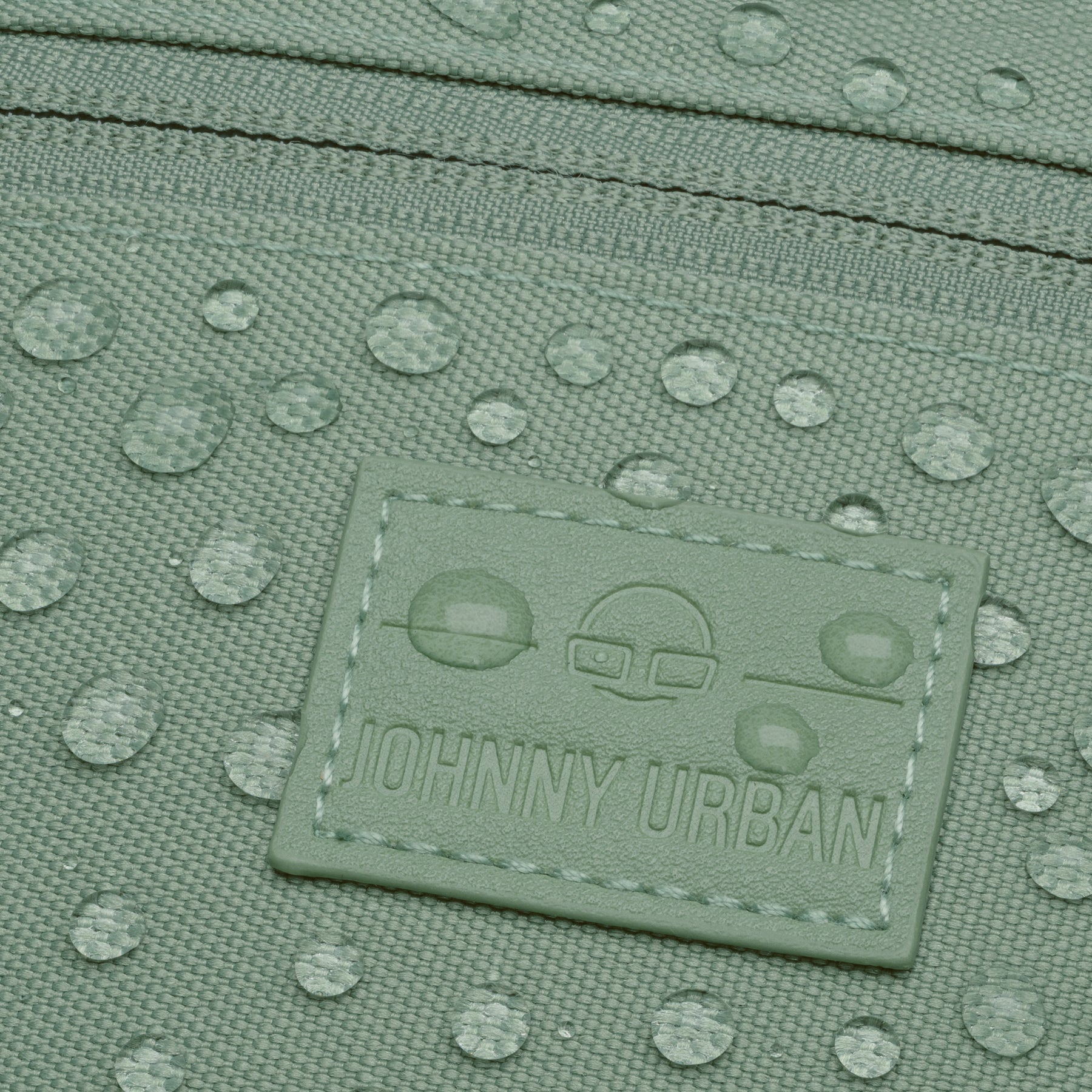 Grüne wasserabweisende Bauchtasche 'Erik Small' mit 'Johnny Urban'-Logo auf der Vorderseite