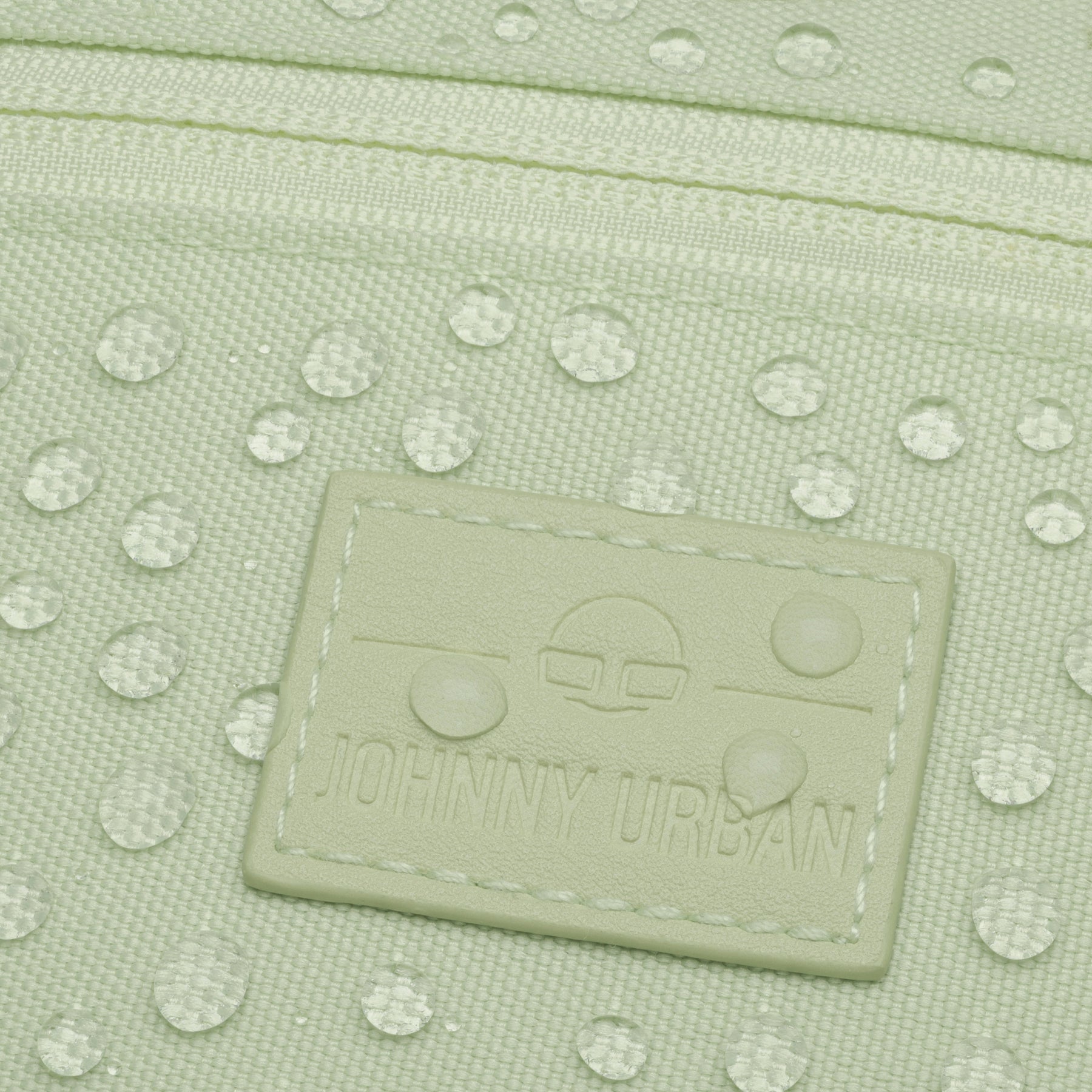 Nahaufnahme der limettengrünen wasserdichten Bauchtasche 'Erik Small' mit sichtbaren Wassertropfen und Johnny Urban Logo