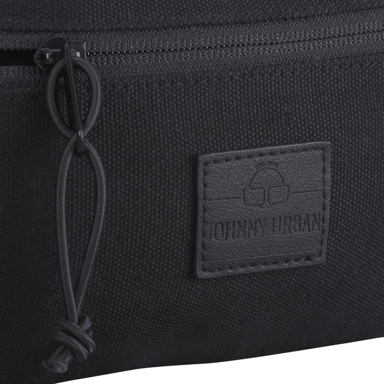 Schwarze Canvas-Bauchtasche 'Toni' von Johnny Urban mit Reißverschluss und Logo-Patch aus Kunstleder