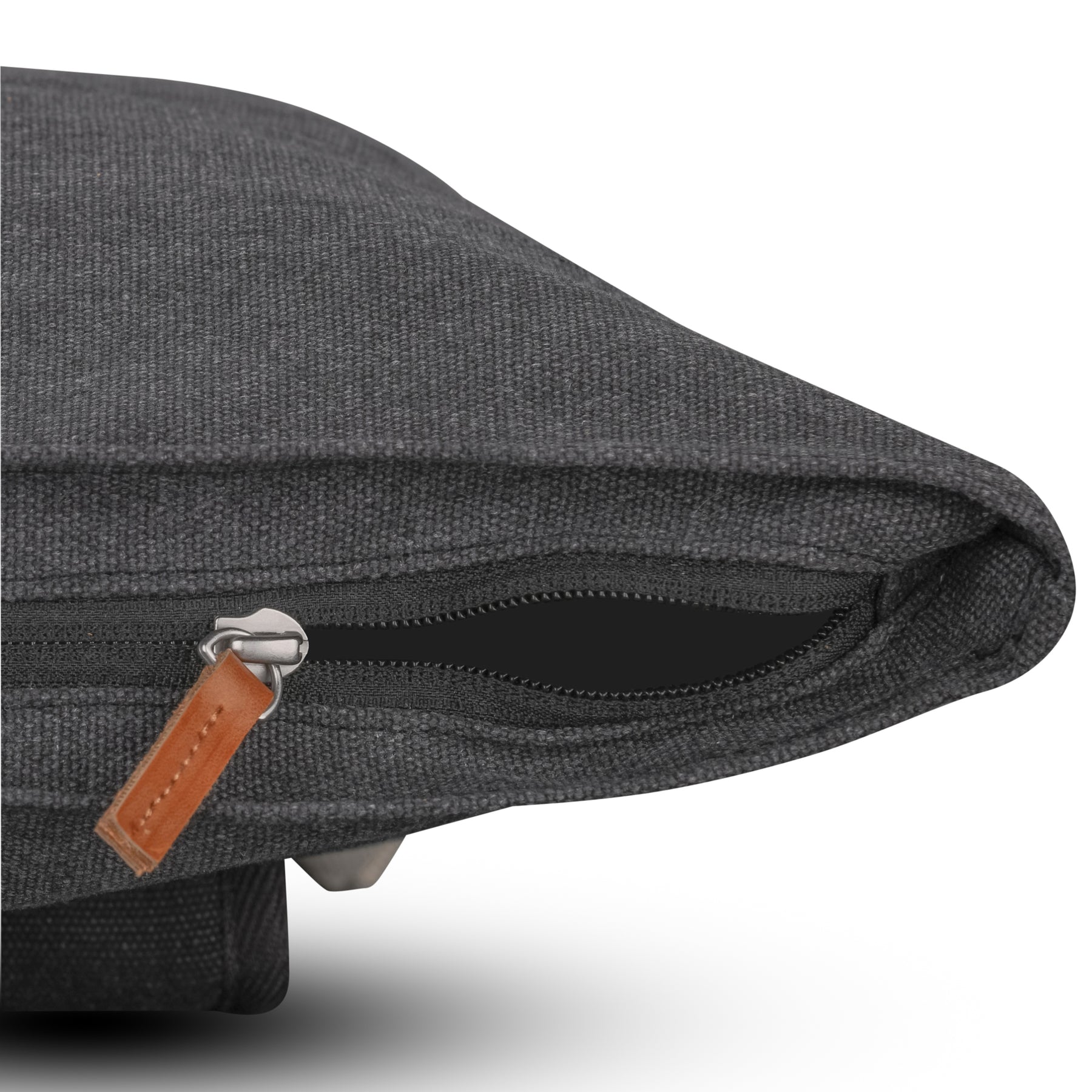 Detailansicht des schwarzen Canvas-Rolltop-Rucksacks 'Adam Medium' mit Reißverschluss und Lederanhänger