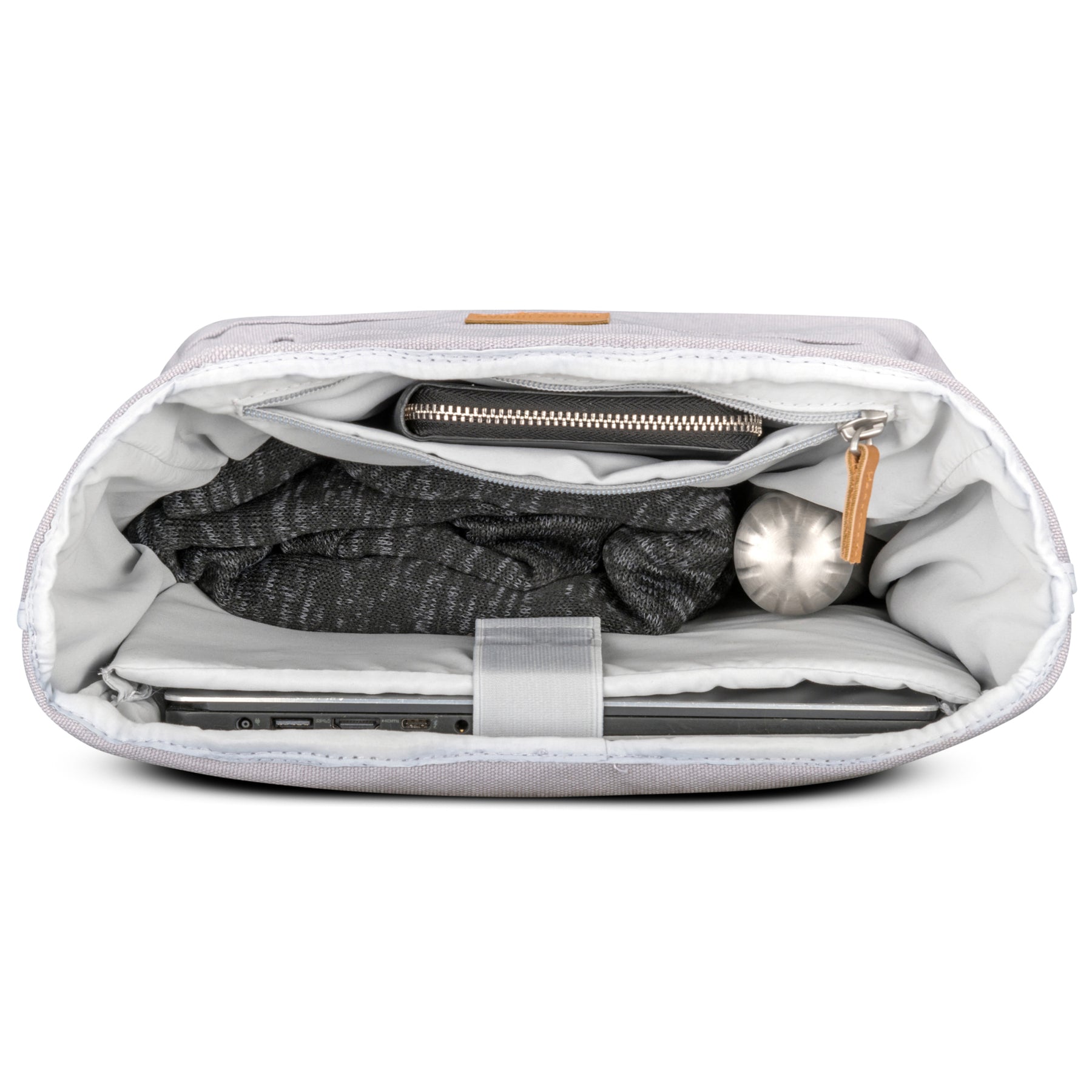 Geöffneter Rolltop Rucksack Adam Medium in Grau mit Laptopfach, Geldbörse, Pullover und Trinkflasche