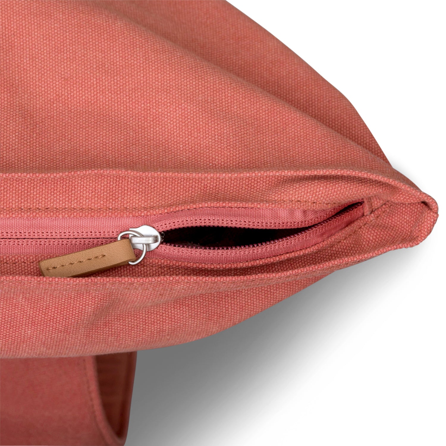 Roter Rolltop Rucksack 'Adam Large' aus Canvas mit Reißverschluss und Lederanhänger