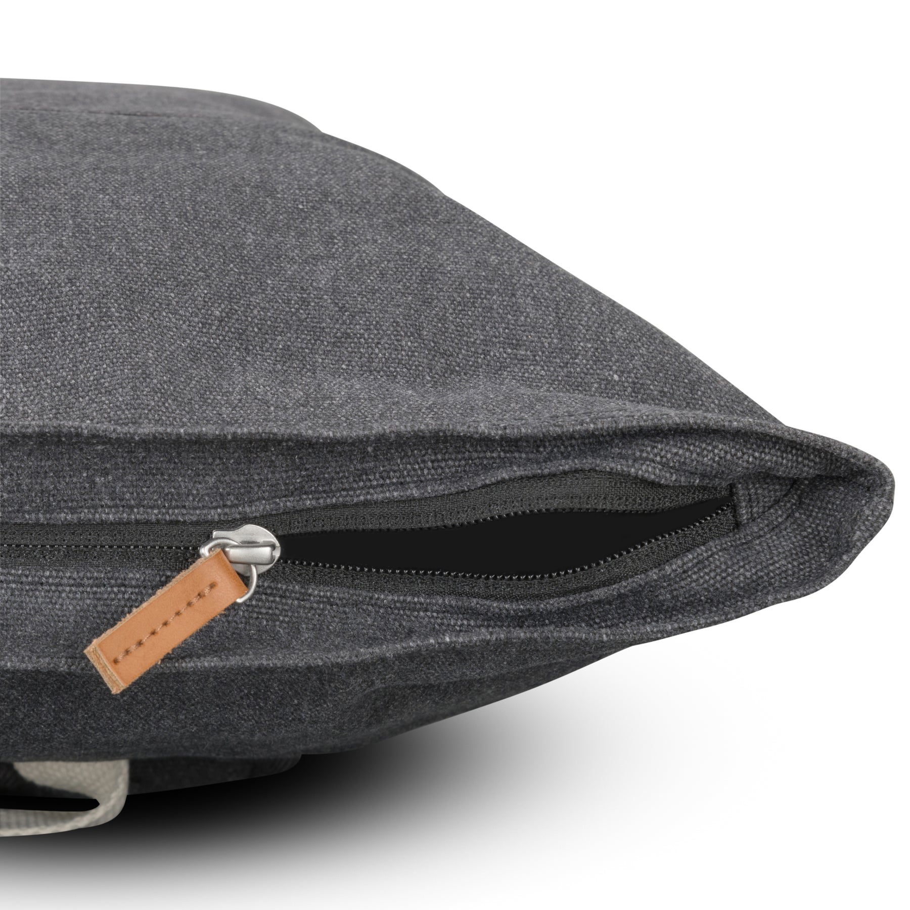 Anthrazitfarbener Rolltop Rucksack "Adam Large" aus Canvas mit sichtbarem Reißverschluss und Lederanhänger