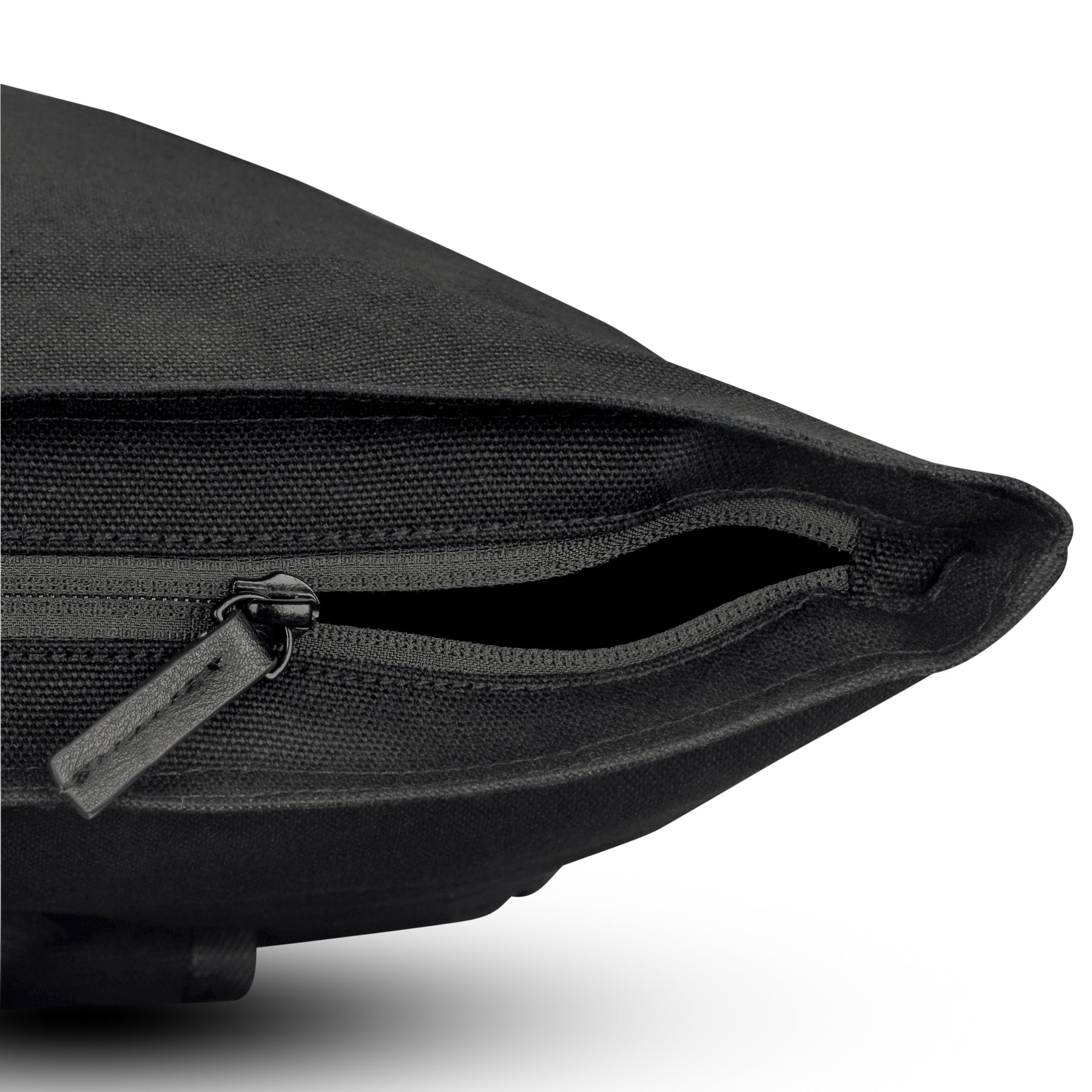 Schwarzer Rolltop Rucksack 'Adam Medium' von Johnny Urban in Seitenansicht mit offenem Reißverschluss