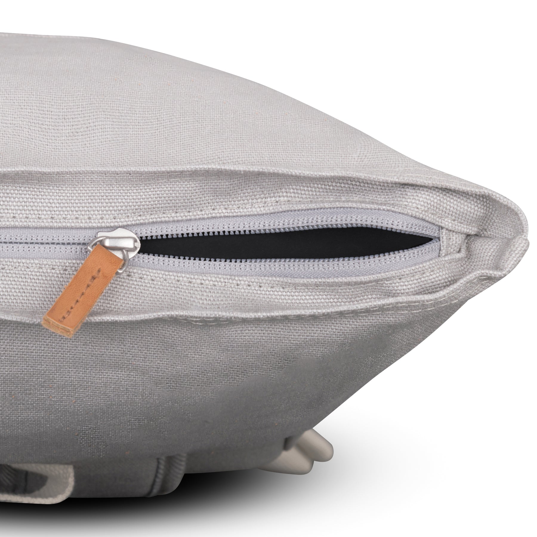 Großer grauer Rolltop Rucksack 'Adam Large' aus Canvas mit sichtbarem Reißverschluss und Lederziehgriff