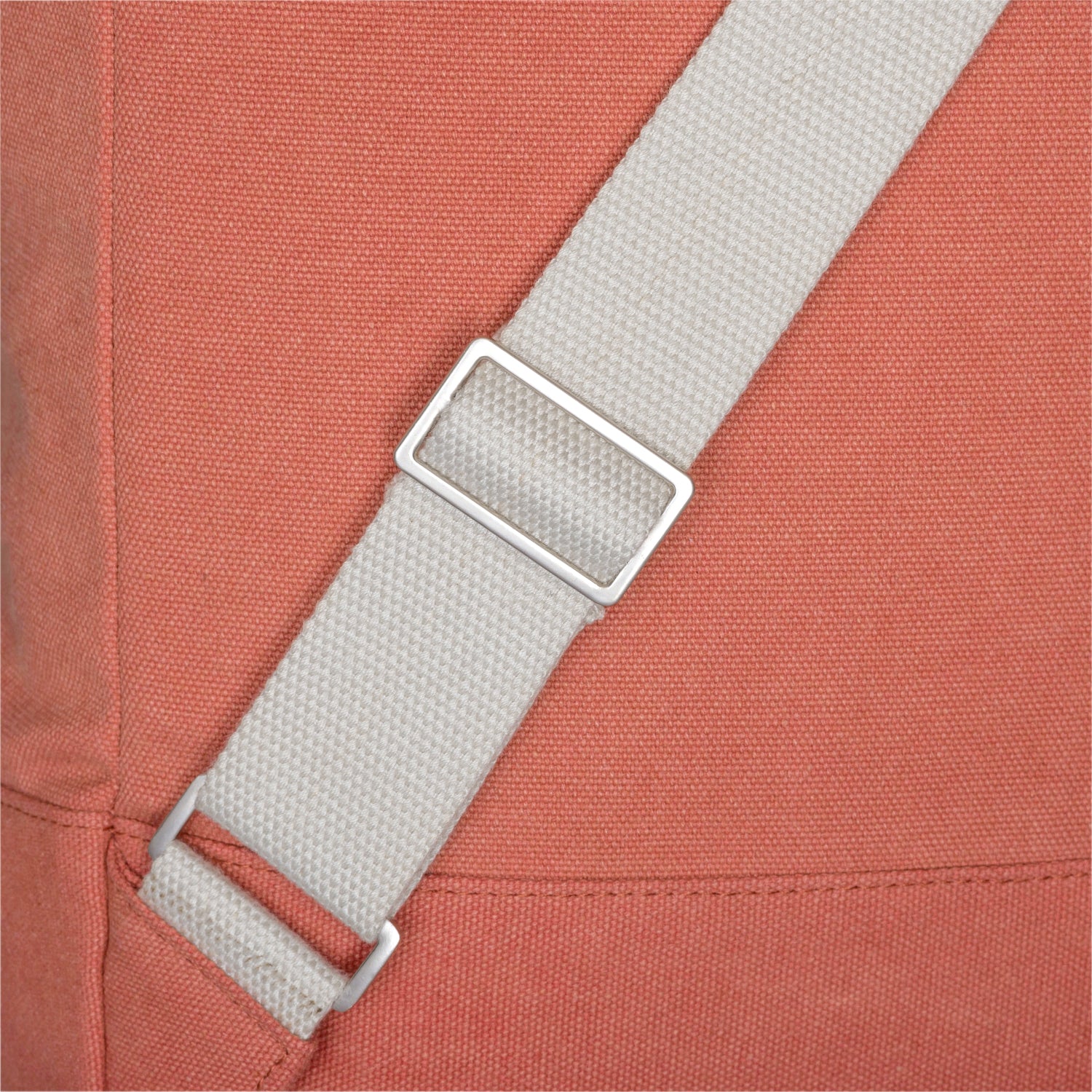 Detail des verstellbaren weißen Schultergurts am roten Rolltop Rucksack 'Adam Large' aus Canvas