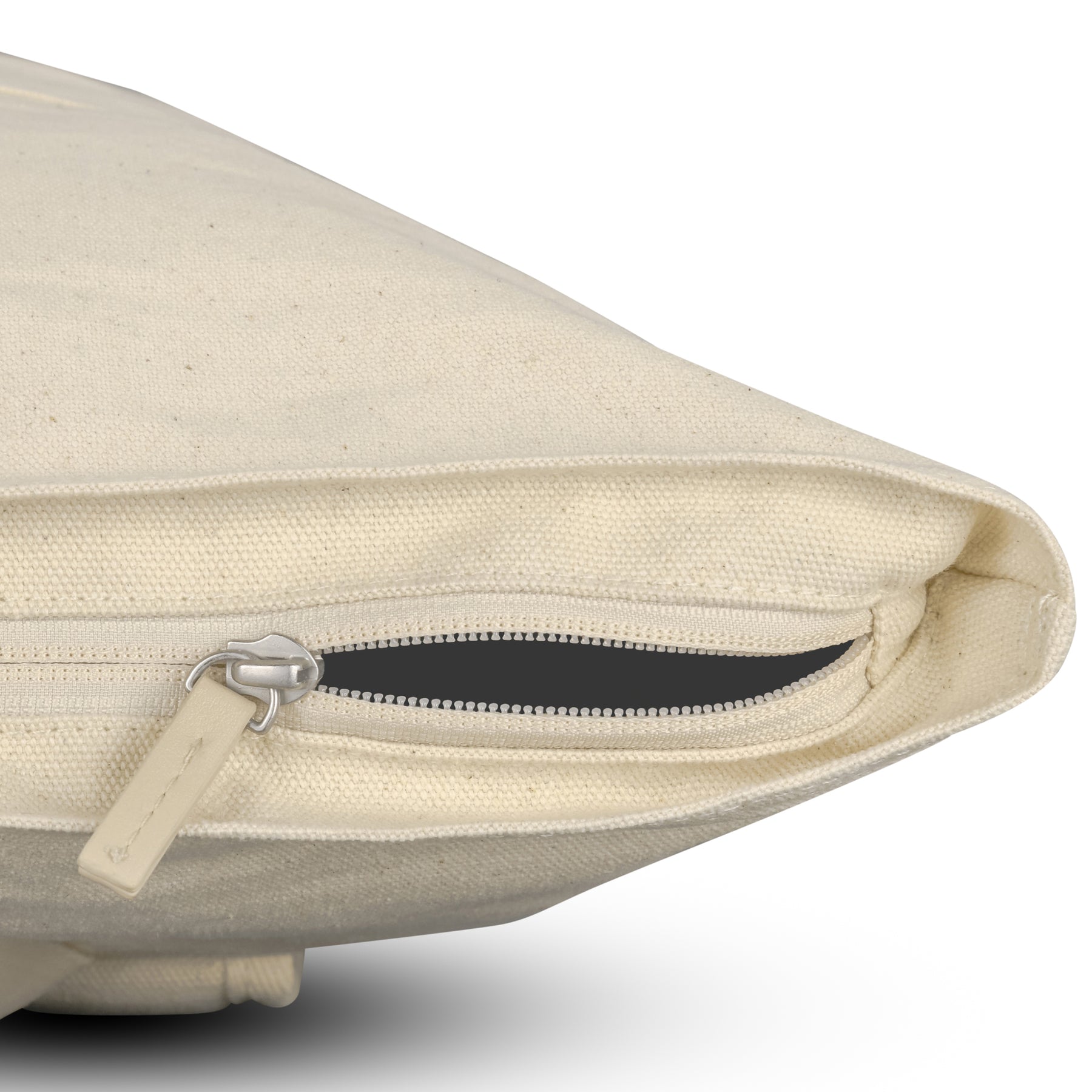 Reißverschlussdetail an cremweißem Canvas des Rolltop Rucksacks 'Adam Medium'