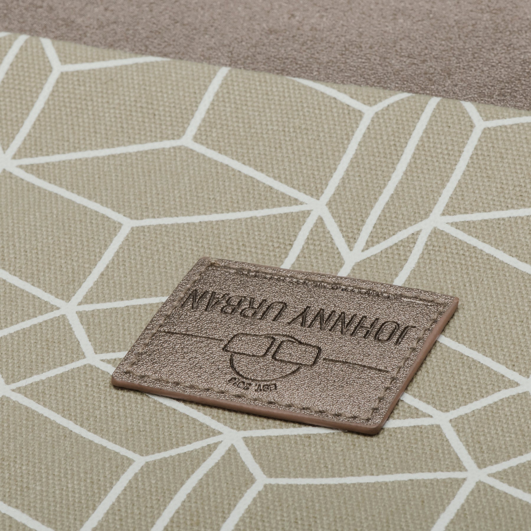 Beiger Canvas-Turnbeutel 'Noah' mit weißem geometrischem Muster und braunem Johnny Urban Logo-Patch