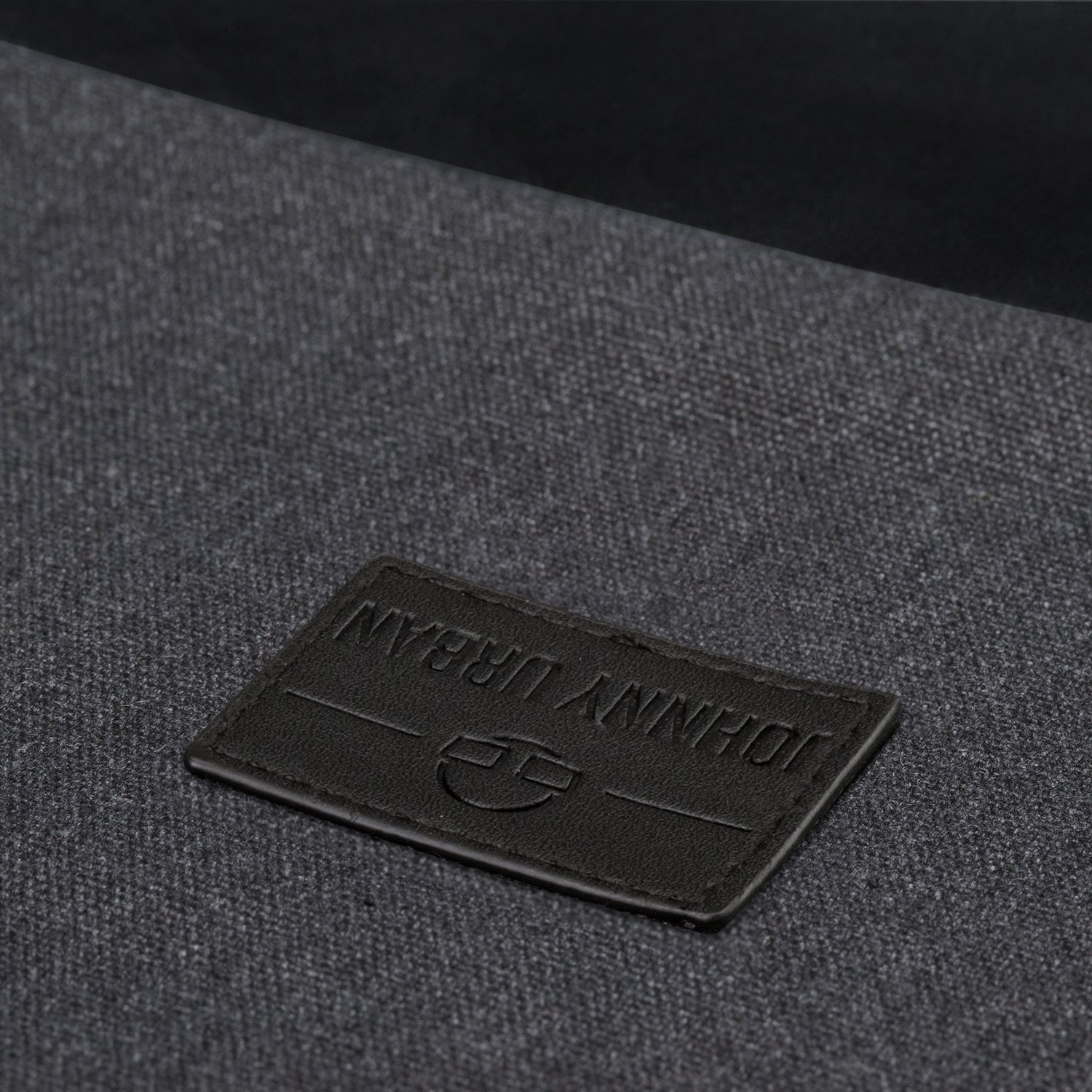 Nahaufnahme des schwarzen, wasserabweisenden Turnbeutels 'Luke' aus Canvas mit Johnny Urban Logo