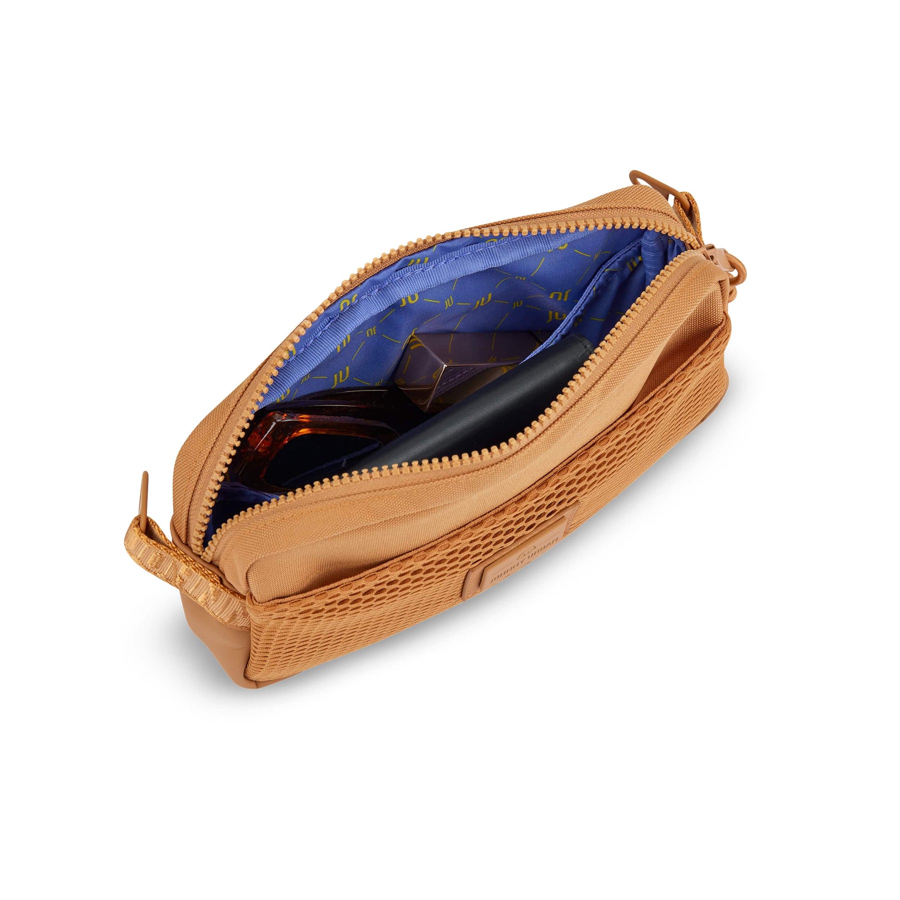 Umhängetasche 'Elliot' in karamellbraun mit offenem Reißverschluss und sichtbarem Innenfutter mit gelbem Johnny Urban Logo