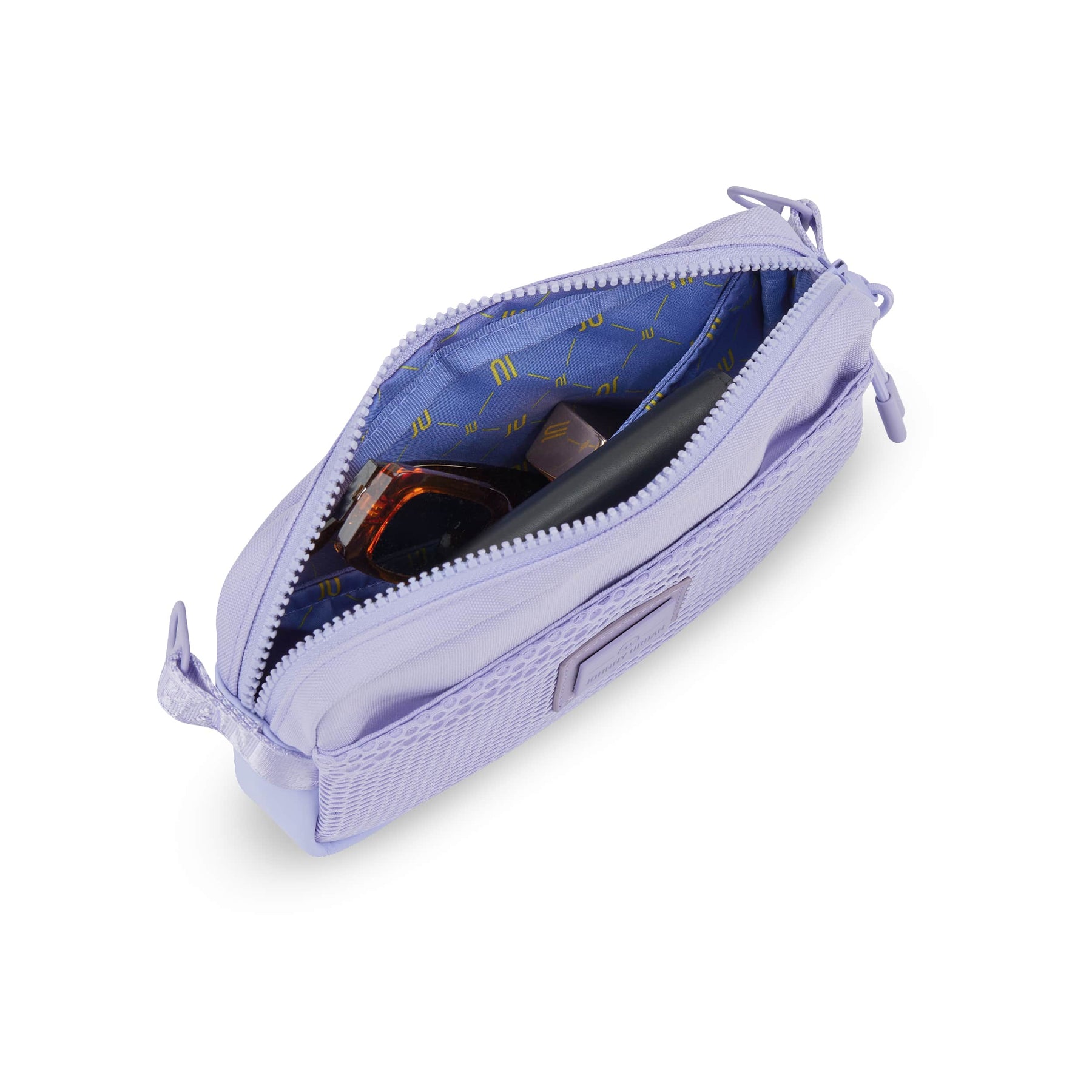 Umhängetasche 'Elliot' in Lila mit geöffnetem Reißverschluss und Innenfächern, sichtbar sind Brille und Lederetui