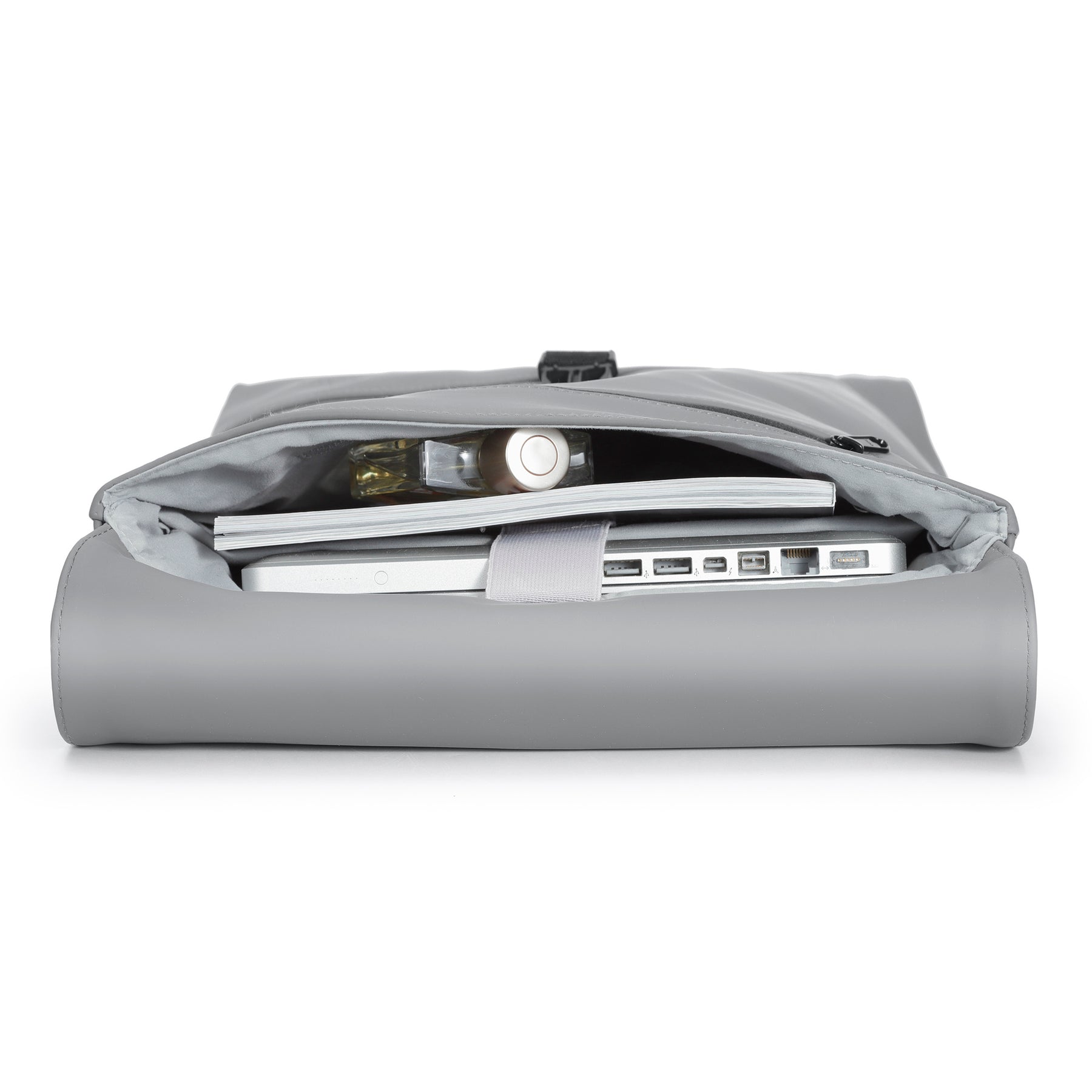 Grauer Damen-Rucksack 'Ruby' geöffnet mit Laptop, Notizbuch und Flasche im Inneren