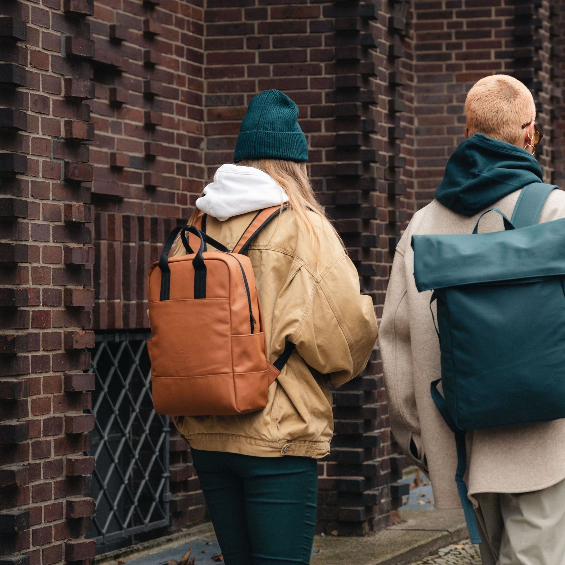 Frau mit beigem Jacke und grünem Mütze trägt braunen Damen-Rucksack 'Hailey' mit schwarzen Trägern