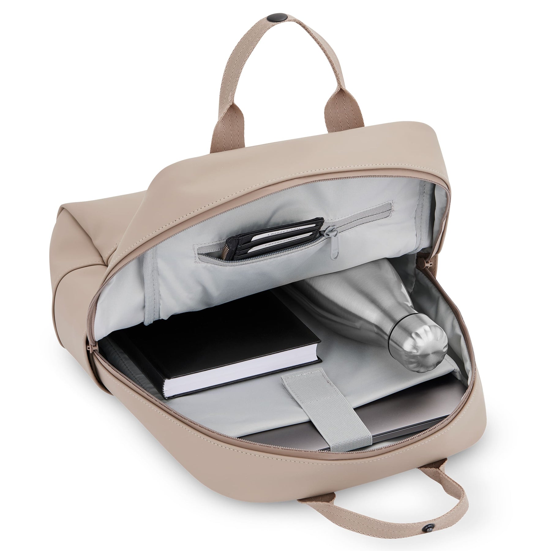Beiger Damenrucksack 'Hailey' mit offenem Hauptfach, darin eine silberne Trinkflasche, ein schwarzes Buch und ein Laptopfach