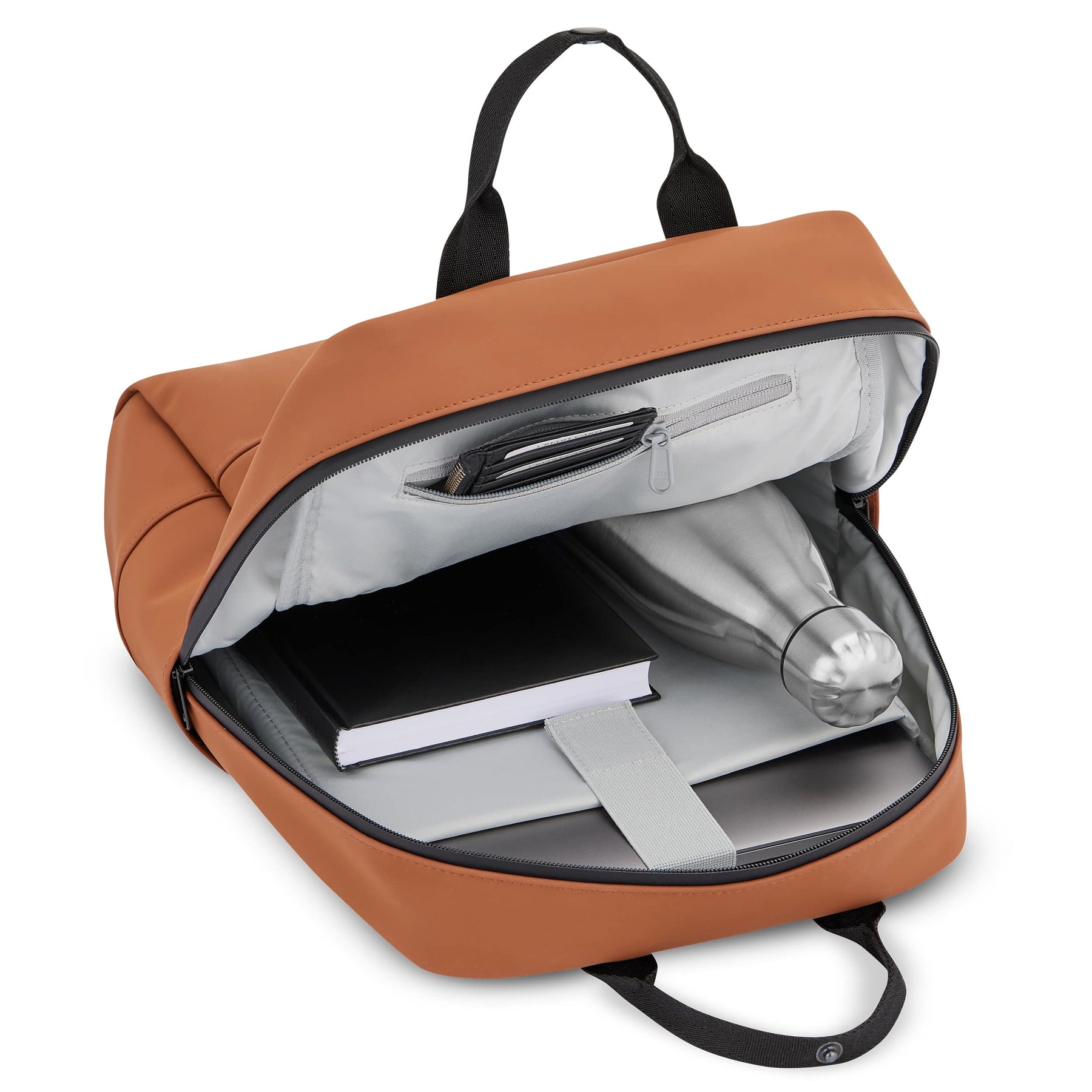 Offener cognacfarbener Damenrucksack 'Hailey' mit grauem Innenfutter, mit einem Buch, einer Wasserflasche und einem Reißverschlussfach