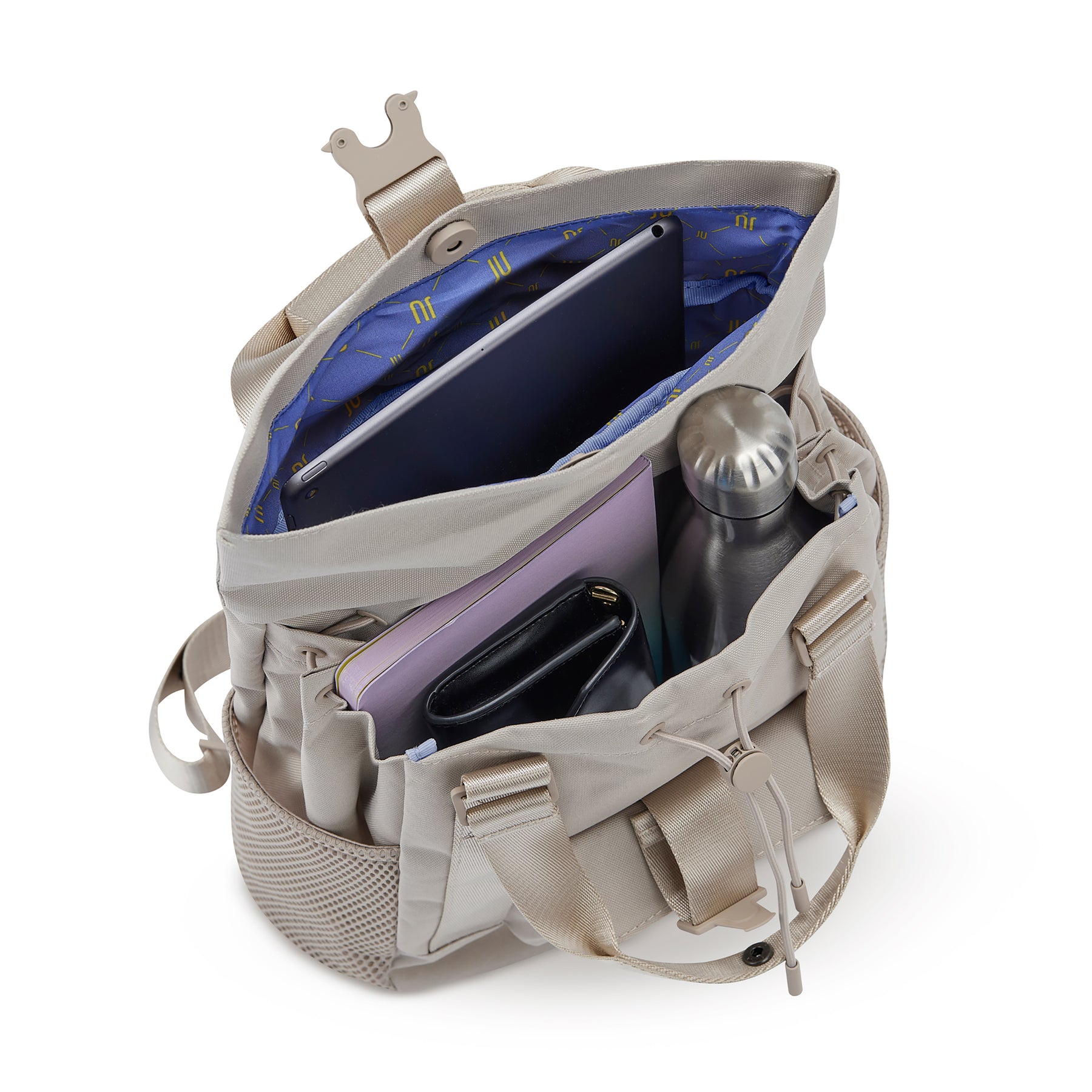 Beiger Damenrucksack 'Jules' mit blauem Innenfutter, Tablet, Notizbuch, Brieftasche und Trinkflasche gefüllt