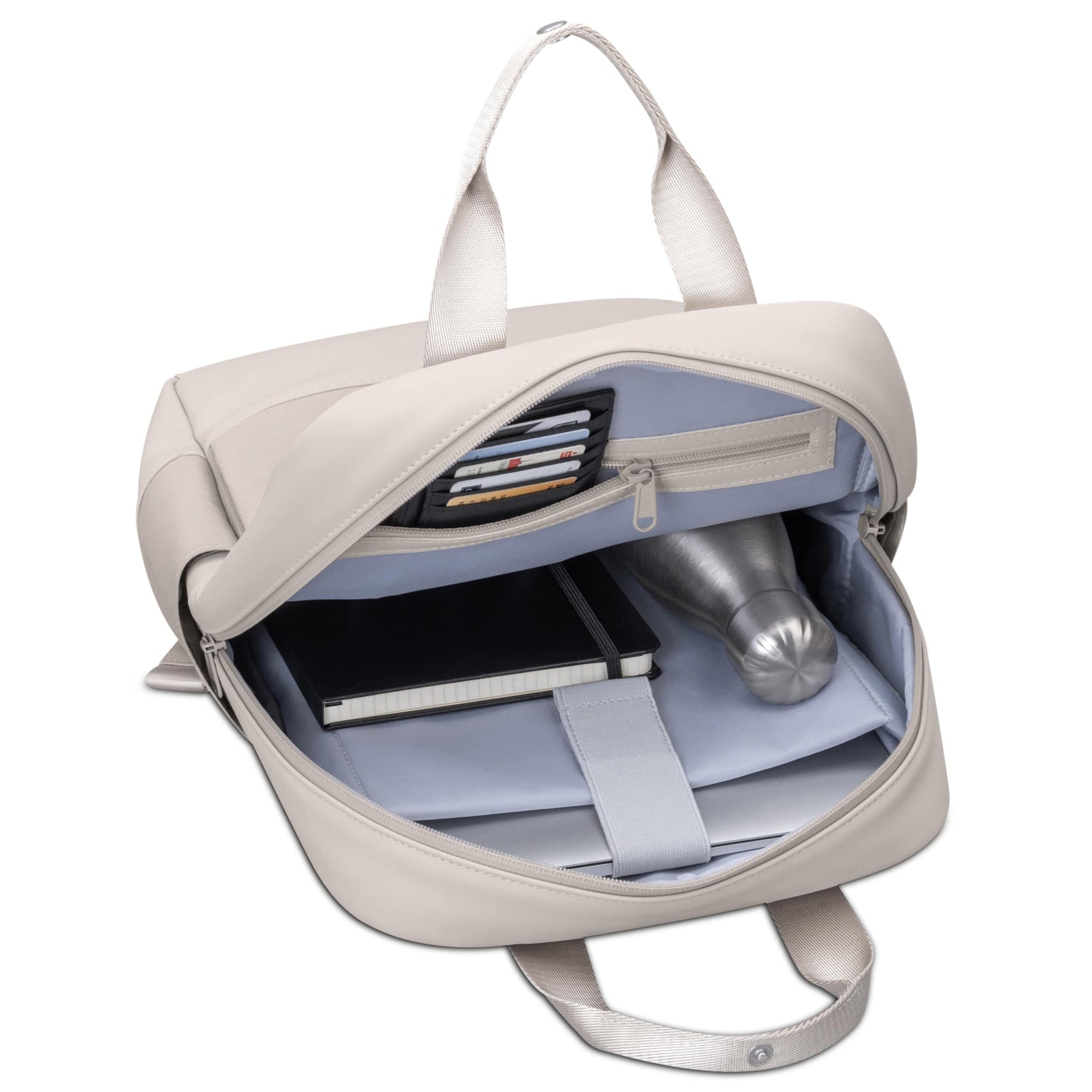 Beiger Damenrucksack Jona Medium mit geöffnetem Reißverschluss, zeigt Innenfach mit Wasserflasche, Notizbuch und Kartenfächern