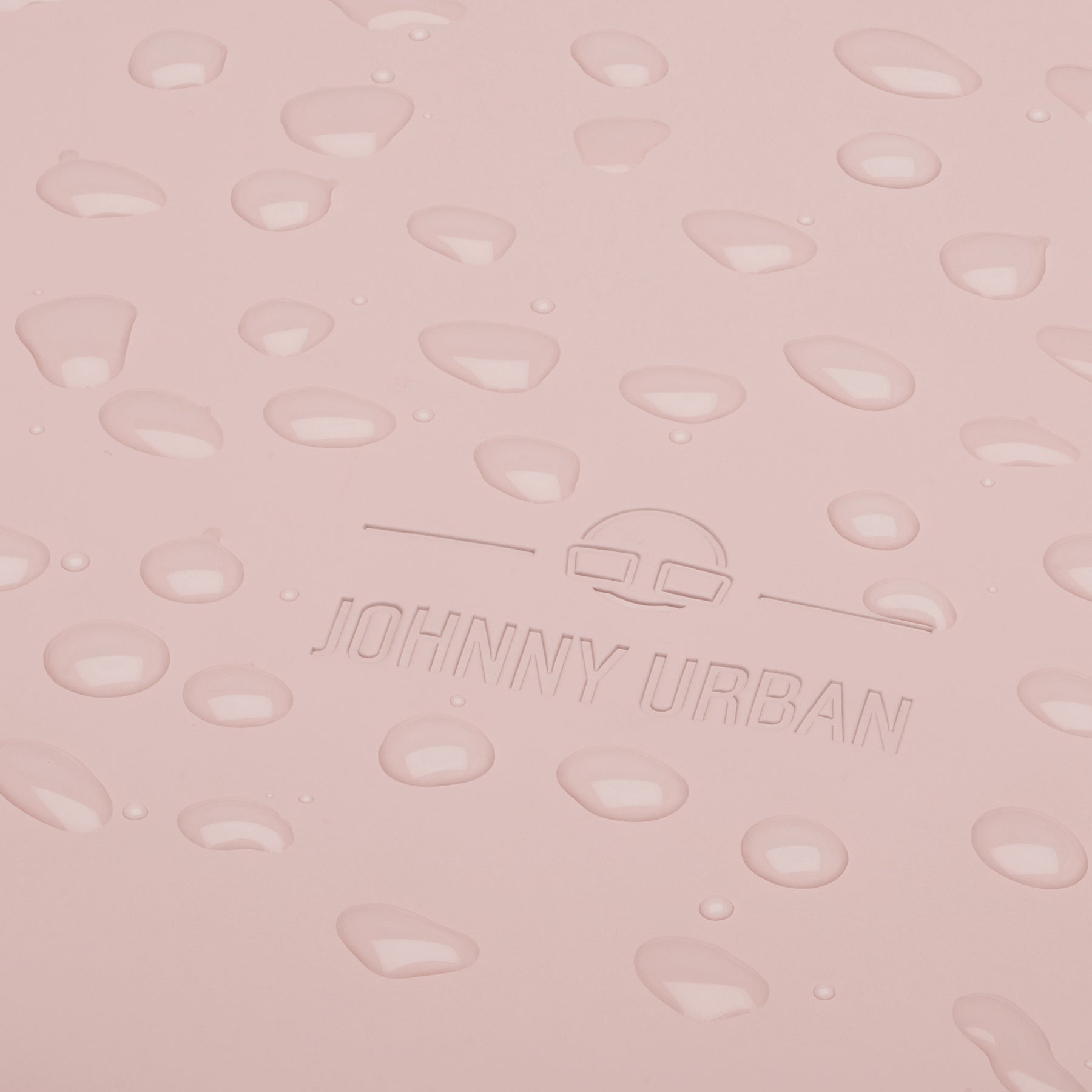 Nahaufnahme des rosa, regenfesten Damenrucksacks 'Hailey' von Johnny Urban mit Wassertropfen