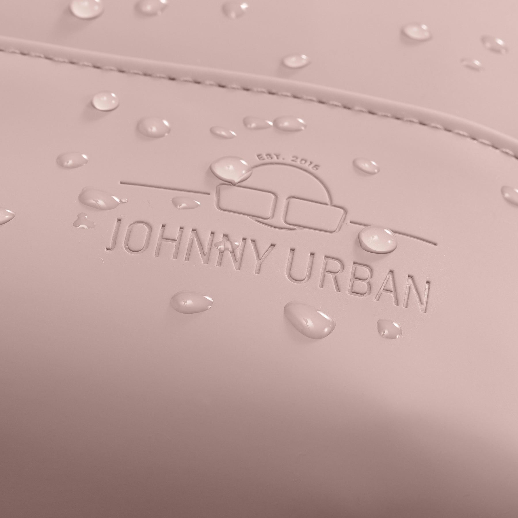 Nahaufnahme des wasserfesten Damenrucksacks Ruby von Johnny Urban in Rose mit Wassertropfen auf der Oberfläche