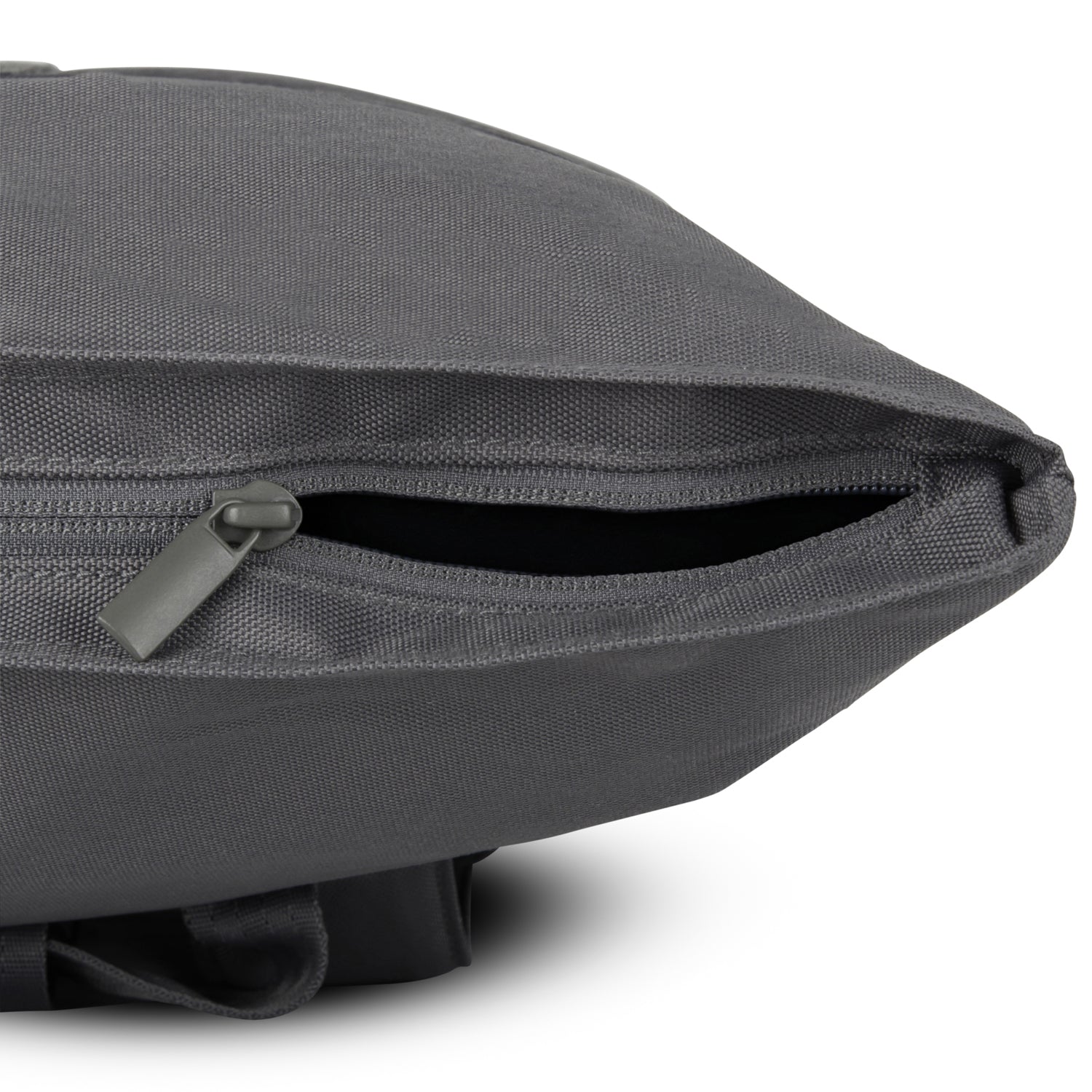 Großes seitliches Reißverschlussfach des Rolltop Rucksackes 'Robin Large' in dunkelgrauem robustem Material