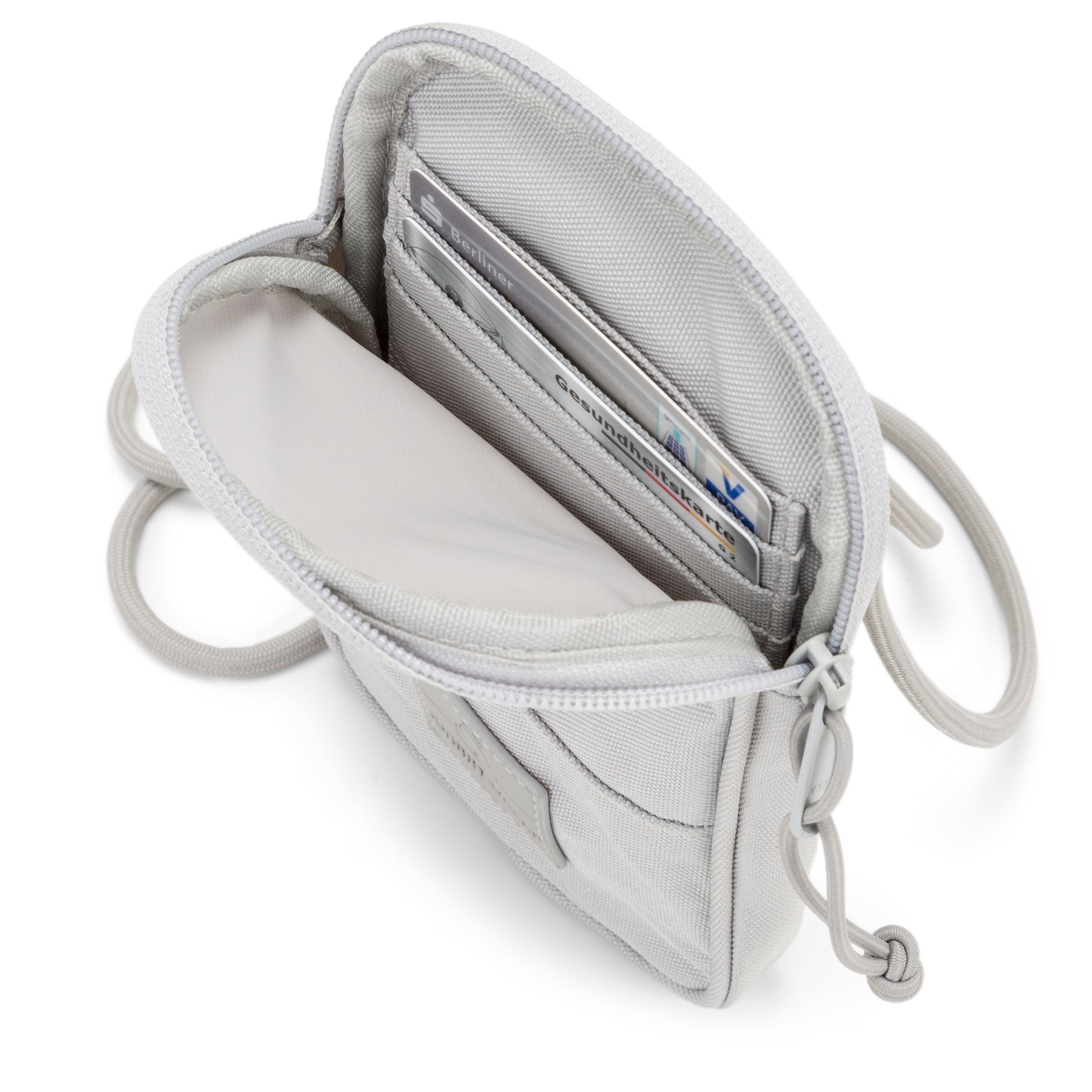 Graue Umhängetasche 'Josh' geöffnet mit Sicht auf Innenfächer für Karten und ein Smartphone