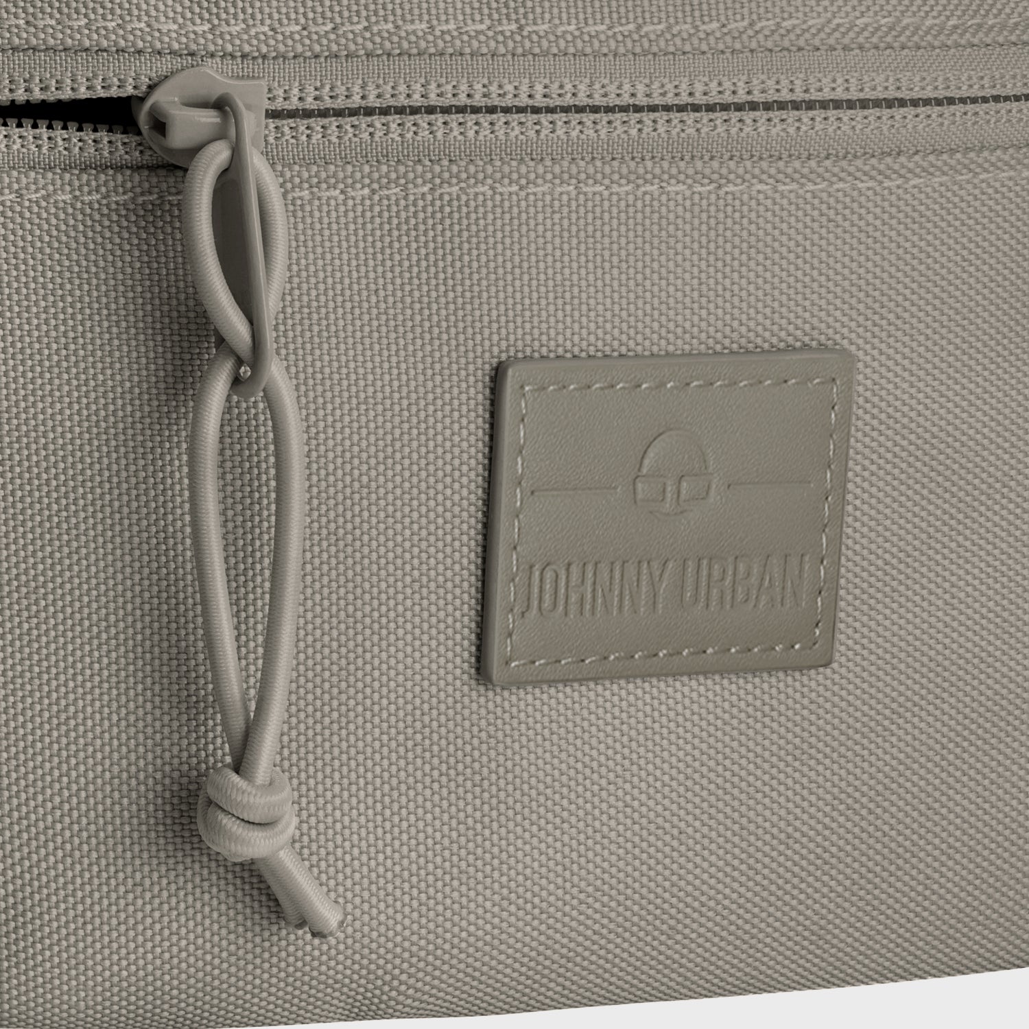 Detailansicht der Naht, des Reißverschlusses und des Logos der Johnny Urban Bauchtasche 'Erik Small' in desert grey